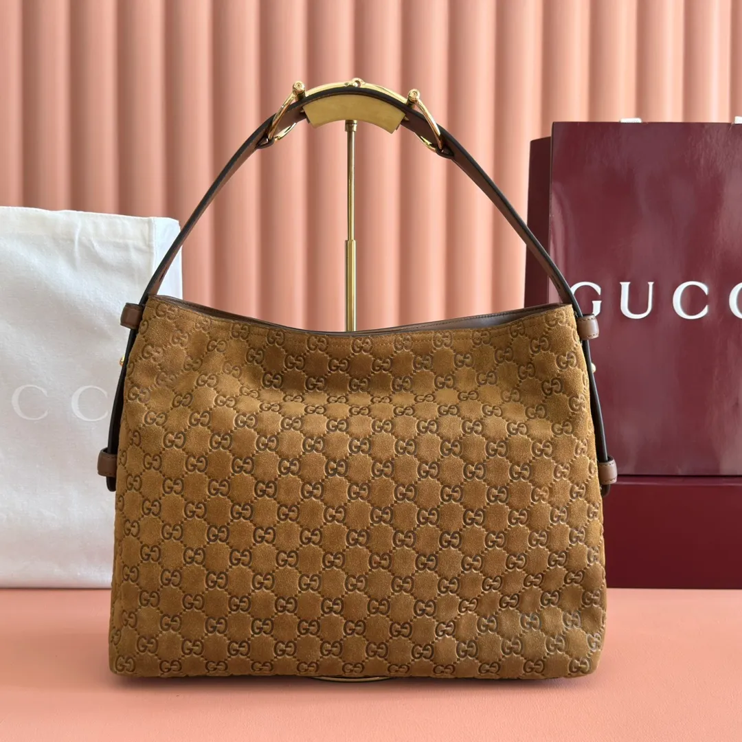 p1400. 💋💋💋【With full set of original counter packaging】2025 autumn and winter series, Gucci Beatrix series handbags adopt a casual silhouette, and the shoulder straps are decorated with iconic horsebit details to further enhance the fashion sense. Gold-toned accessories add to the sophisticated elegance of the design, and an interior zippered pocket keeps your belongings securely stored. Combining elegance and functionality, it easily accommodates daily essentials. Black soft glossy calfskin. Gold-tone hardware. Black cotton and linen blend lining. Horsebit detail on shoulder strap. Interior: Zip pocket. Shoulder strap: 21 cm high; 85 cm long. Ident: 850926. Dimensions: 35cm (width) x 27.5cm (height) x 11cm (depth) Weight: approx. 0.7kg Color: nubuck full leather. Made in Italy