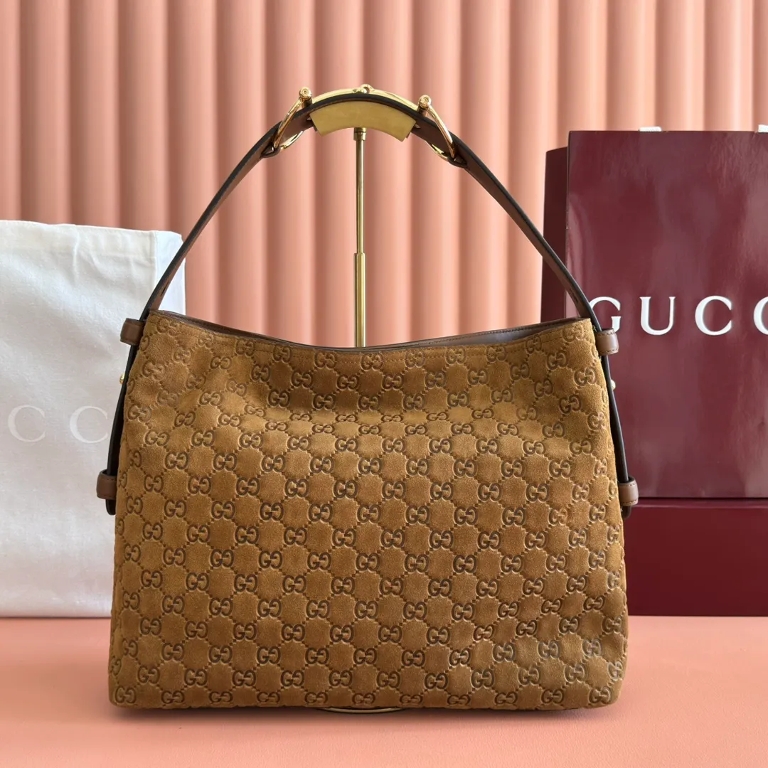 p1400. 💋💋💋【With full set of original counter packaging】2025 autumn and winter series, Gucci Beatrix series handbags adopt a casual silhouette, and the shoulder straps are decorated with iconic horsebit details to further enhance the fashion sense. Gold-toned accessories add to the sophisticated elegance of the design, and an interior zippered pocket keeps your belongings securely stored. Combining elegance and functionality, it easily accommodates daily essentials. Black soft glossy calfskin. Gold-tone hardware. Black cotton and linen blend lining. Horsebit detail on shoulder strap. Interior: Zip pocket. Shoulder strap: 21 cm high; 85 cm long. Ident: 850926. Dimensions: 35cm (width) x 27.5cm (height) x 11cm (depth) Weight: approx. 0.7kg Color: nubuck full leather. Made in Italy