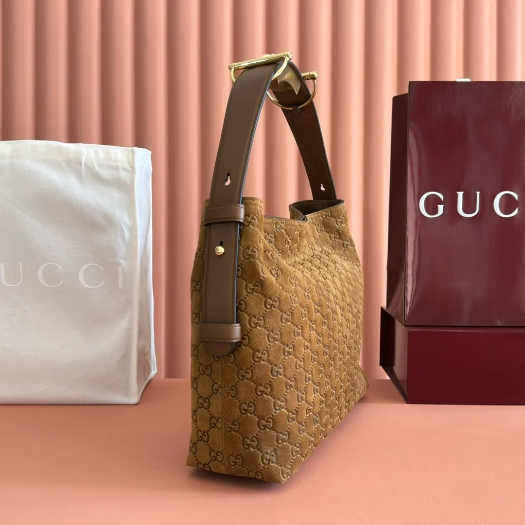 p1400. 💋💋💋【With full set of original counter packaging】2025 autumn and winter series, Gucci Beatrix series handbags adopt a casual silhouette, and the shoulder straps are decorated with iconic horsebit details to further enhance the fashion sense. Gold-toned accessories add to the sophisticated elegance of the design, and an interior zippered pocket keeps your belongings securely stored. Combining elegance and functionality, it easily accommodates daily essentials. Black soft glossy calfskin. Gold-tone hardware. Black cotton and linen blend lining. Horsebit detail on shoulder strap. Interior: Zip pocket. Shoulder strap: 21 cm high; 85 cm long. Ident: 850926. Dimensions: 35cm (width) x 27.5cm (height) x 11cm (depth) Weight: approx. 0.7kg Color: nubuck full leather. Made in Italy