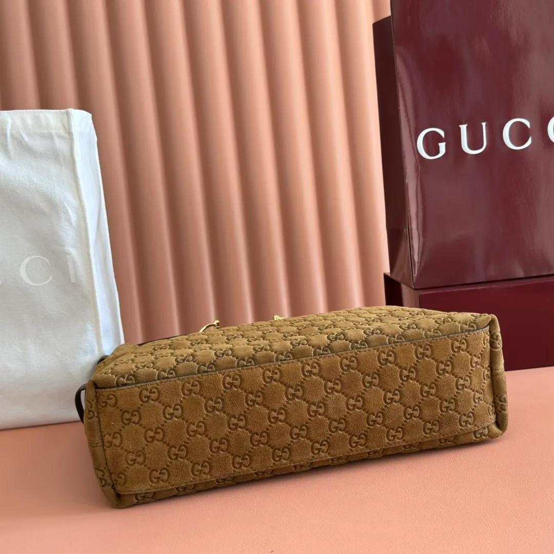 p1400. 💋💋💋【With full set of original counter packaging】2025 autumn and winter series, Gucci Beatrix series handbags adopt a casual silhouette, and the shoulder straps are decorated with iconic horsebit details to further enhance the fashion sense. Gold-toned accessories add to the sophisticated elegance of the design, and an interior zippered pocket keeps your belongings securely stored. Combining elegance and functionality, it easily accommodates daily essentials. Black soft glossy calfskin. Gold-tone hardware. Black cotton and linen blend lining. Horsebit detail on shoulder strap. Interior: Zip pocket. Shoulder strap: 21 cm high; 85 cm long. Ident: 850926. Dimensions: 35cm (width) x 27.5cm (height) x 11cm (depth) Weight: approx. 0.7kg Color: nubuck full leather. Made in Italy
