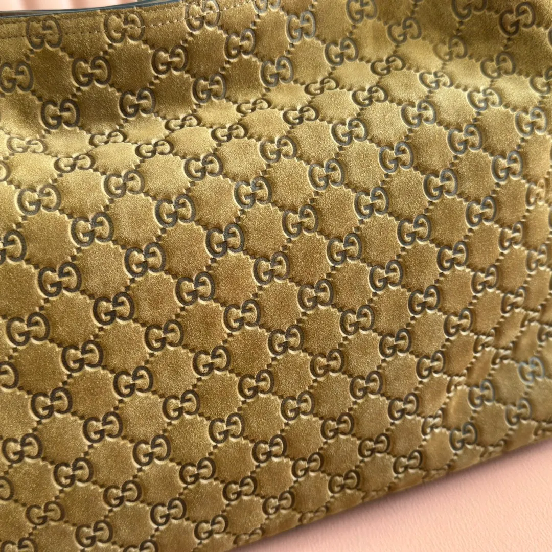 p1400. 💋💋💋【With full set of original counter packaging】2025 autumn and winter series, Gucci Beatrix series handbags adopt a casual silhouette, and the shoulder straps are decorated with iconic horsebit details to further enhance the fashion sense. Gold-toned accessories add to the sophisticated elegance of the design, and an interior zippered pocket keeps your belongings securely stored. Combining elegance and functionality, it easily accommodates daily essentials. Black soft glossy calfskin. Gold-tone hardware. Black cotton and linen blend lining. Horsebit detail on shoulder strap. Interior: Zip pocket. Shoulder strap: 21 cm high; 85 cm long. Ident: 850926. Dimensions: 35cm (width) x 27.5cm (height) x 11cm (depth) Weight: approx. 0.7kg Color: nubuck full leather. Made in Italy