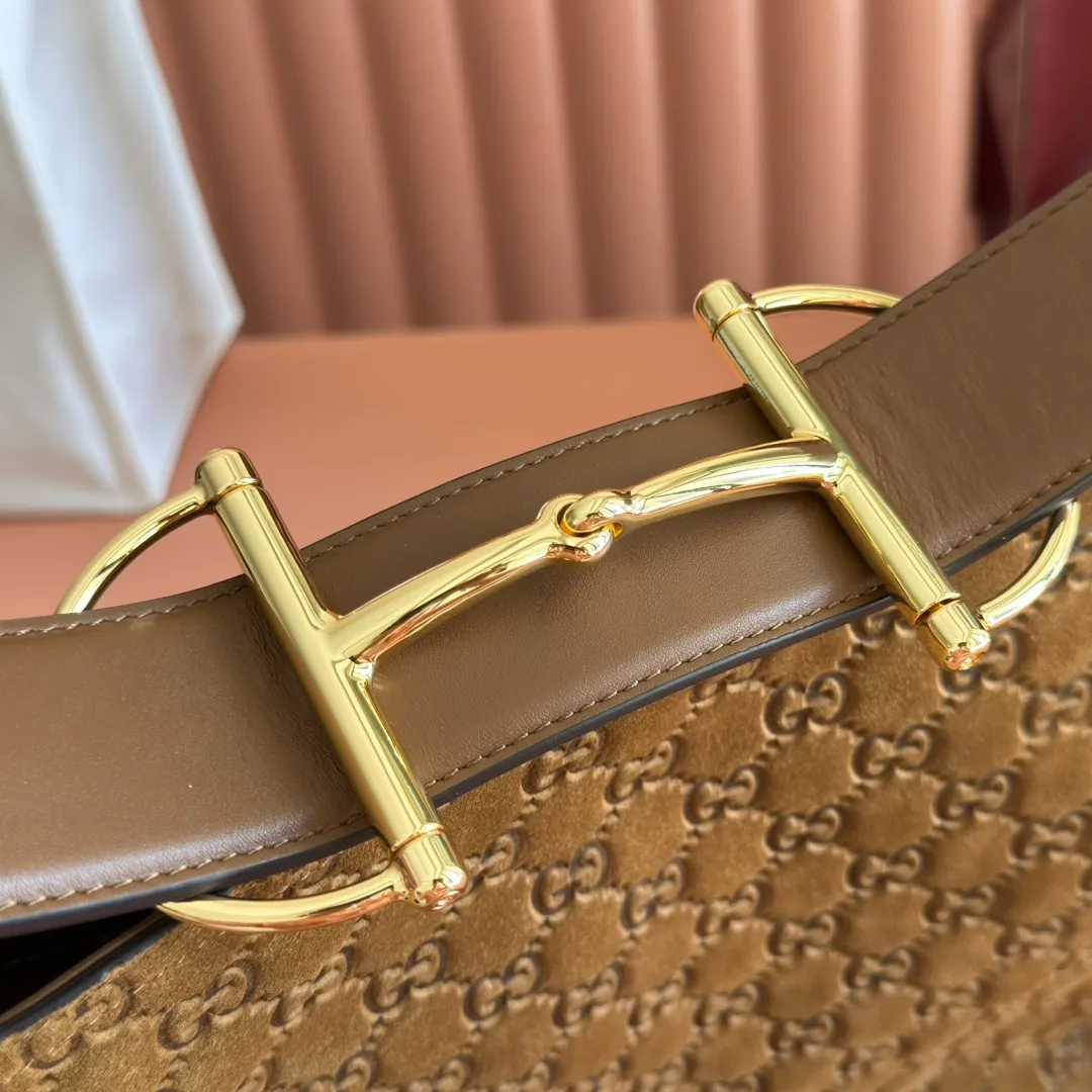 p1400. 💋💋💋【With full set of original counter packaging】2025 autumn and winter series, Gucci Beatrix series handbags adopt a casual silhouette, and the shoulder straps are decorated with iconic horsebit details to further enhance the fashion sense. Gold-toned accessories add to the sophisticated elegance of the design, and an interior zippered pocket keeps your belongings securely stored. Combining elegance and functionality, it easily accommodates daily essentials. Black soft glossy calfskin. Gold-tone hardware. Black cotton and linen blend lining. Horsebit detail on shoulder strap. Interior: Zip pocket. Shoulder strap: 21 cm high; 85 cm long. Ident: 850926. Dimensions: 35cm (width) x 27.5cm (height) x 11cm (depth) Weight: approx. 0.7kg Color: nubuck full leather. Made in Italy