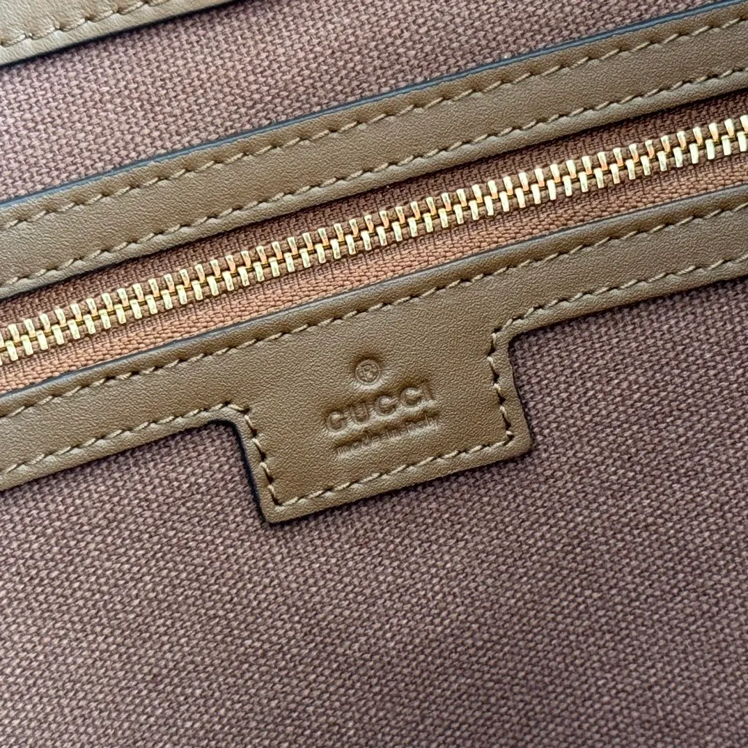 p1400. 💋💋💋【With full set of original counter packaging】2025 autumn and winter series, Gucci Beatrix series handbags adopt a casual silhouette, and the shoulder straps are decorated with iconic horsebit details to further enhance the fashion sense. Gold-toned accessories add to the sophisticated elegance of the design, and an interior zippered pocket keeps your belongings securely stored. Combining elegance and functionality, it easily accommodates daily essentials. Black soft glossy calfskin. Gold-tone hardware. Black cotton and linen blend lining. Horsebit detail on shoulder strap. Interior: Zip pocket. Shoulder strap: 21 cm high; 85 cm long. Ident: 850926. Dimensions: 35cm (width) x 27.5cm (height) x 11cm (depth) Weight: approx. 0.7kg Color: nubuck full leather. Made in Italy