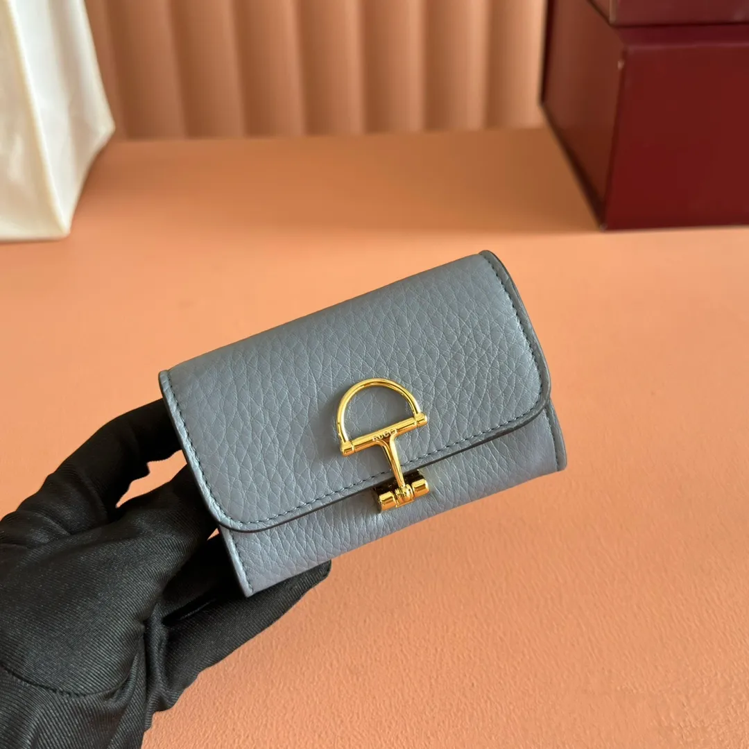 p440💋💋💋"With full set of original counter packaging" [New Product] Gucci continues the brand's deep heritage and deepens its connection with the origins of equestrianism. The half-horsebit pattern is transformed into opening and closing details, adding color to many small leather goods. This card holder is crafted from Gucci Ancola red grained calf leather and is embellished with classic elements. Gucci Ankara red grained calfskin Light gold tone hardware Half horsebit closure Interior: One zip pocket, one flat pocket, one compartment Outside: One open pocket Snap-stud closure Ident: 828148. Dimensions: 10.5cm (width) x 7cm (height) x 3cm (depth) Weight: approx. 62g