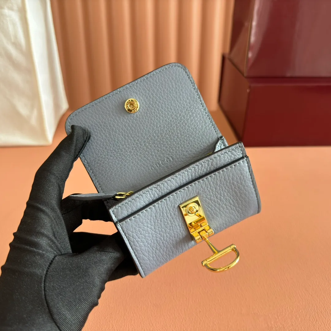 p440💋💋💋"With full set of original counter packaging" [New Product] Gucci continues the brand's deep heritage and deepens its connection with the origins of equestrianism. The half-horsebit pattern is transformed into opening and closing details, adding color to many small leather goods. This card holder is crafted from Gucci Ancola red grained calf leather and is embellished with classic elements. Gucci Ankara red grained calfskin Light gold tone hardware Half horsebit closure Interior: One zip pocket, one flat pocket, one compartment Outside: One open pocket Snap-stud closure Ident: 828148. Dimensions: 10.5cm (width) x 7cm (height) x 3cm (depth) Weight: approx. 62g