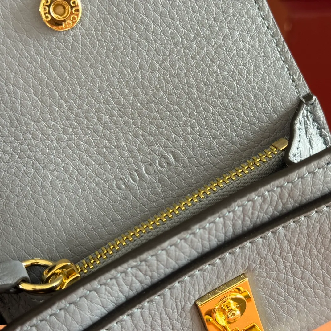 p440💋💋💋"With full set of original counter packaging" [New Product] Gucci continues the brand's deep heritage and deepens its connection with the origins of equestrianism. The half-horsebit pattern is transformed into opening and closing details, adding color to many small leather goods. This card holder is crafted from Gucci Ancola red grained calf leather and is embellished with classic elements. Gucci Ankara red grained calfskin Light gold tone hardware Half horsebit closure Interior: One zip pocket, one flat pocket, one compartment Outside: One open pocket Snap-stud closure Ident: 828148. Dimensions: 10.5cm (width) x 7cm (height) x 3cm (depth) Weight: approx. 62g