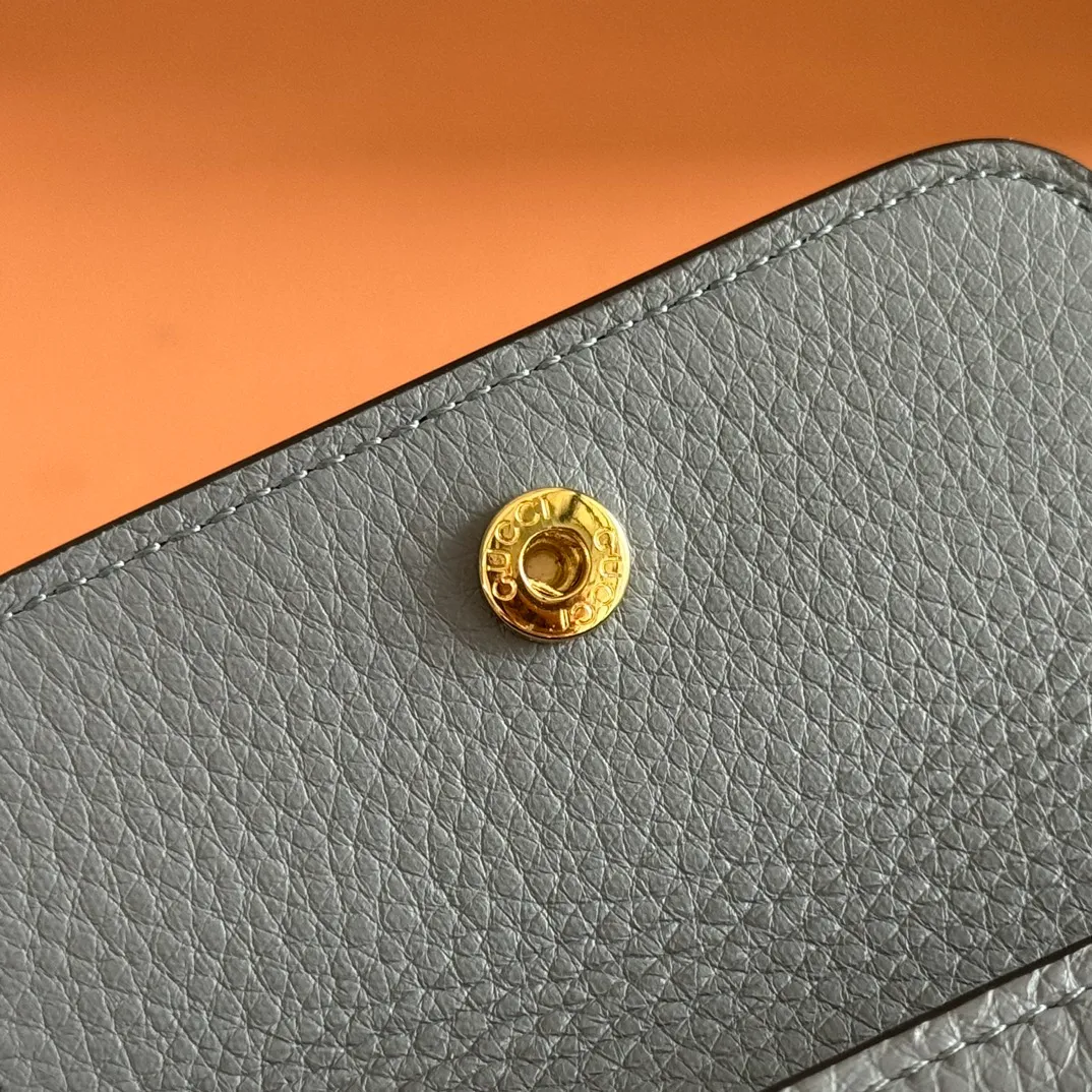 p440💋💋💋"With full set of original counter packaging" [New Product] Gucci continues the brand's deep heritage and deepens its connection with the origins of equestrianism. The half-horsebit pattern is transformed into opening and closing details, adding color to many small leather goods. This card holder is crafted from Gucci Ancola red grained calf leather and is embellished with classic elements. Gucci Ankara red grained calfskin Light gold tone hardware Half horsebit closure Interior: One zip pocket, one flat pocket, one compartment Outside: One open pocket Snap-stud closure Ident: 828148. Dimensions: 10.5cm (width) x 7cm (height) x 3cm (depth) Weight: approx. 62g