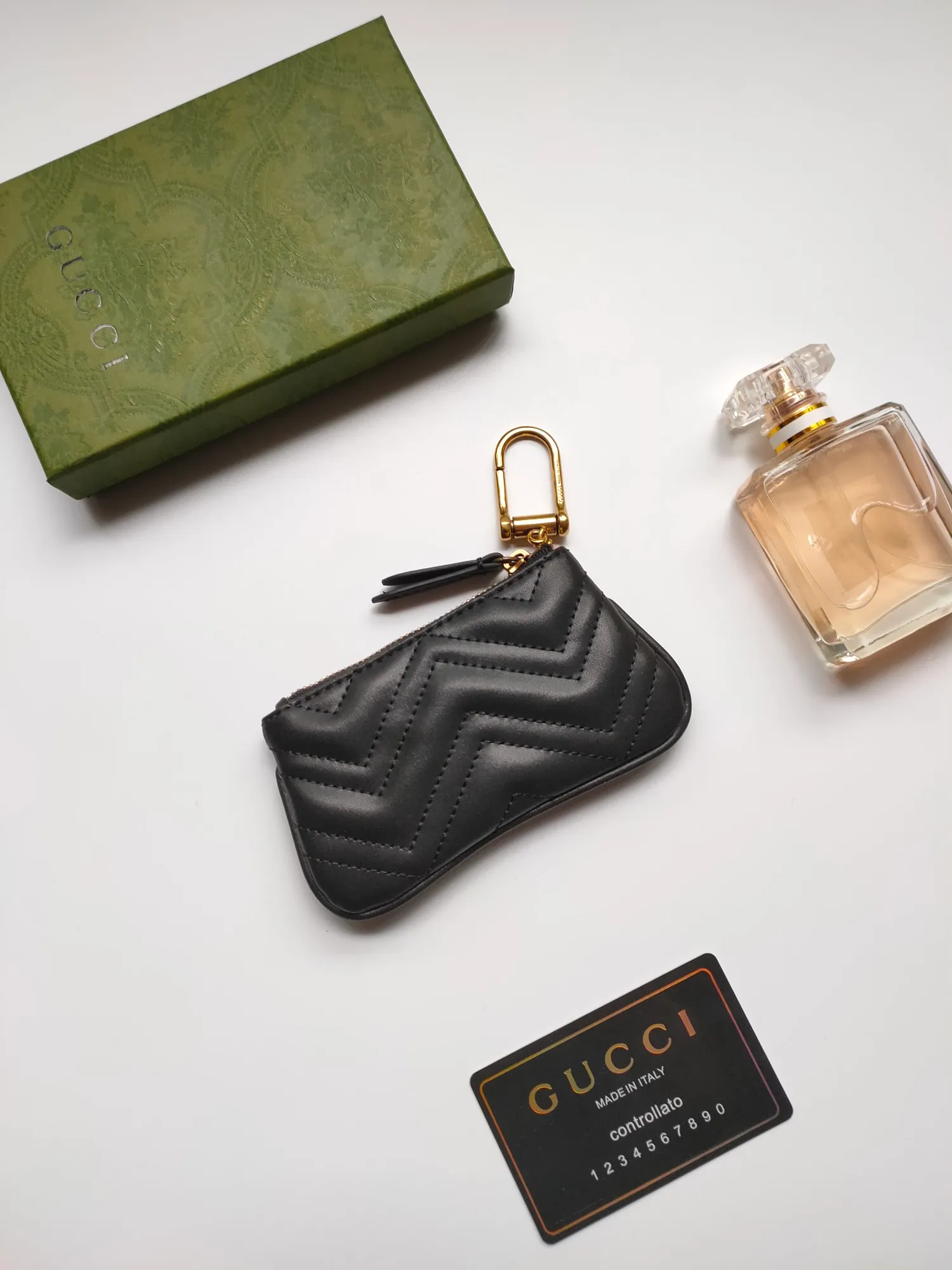 ￥130 GUCCI’s new small coin purse ~ lipstick bag🧃🧃 is made of imported calfskin with embroidered wavy pattern, 🧃🧃 matched with exquisite original factory bronze double G hardware 🧃🧃, flexible and unique hook buckle, small and exquisite, great effect, model: 671773, color: black, bright red, nude pink, size: 12.5x7x1.5cm