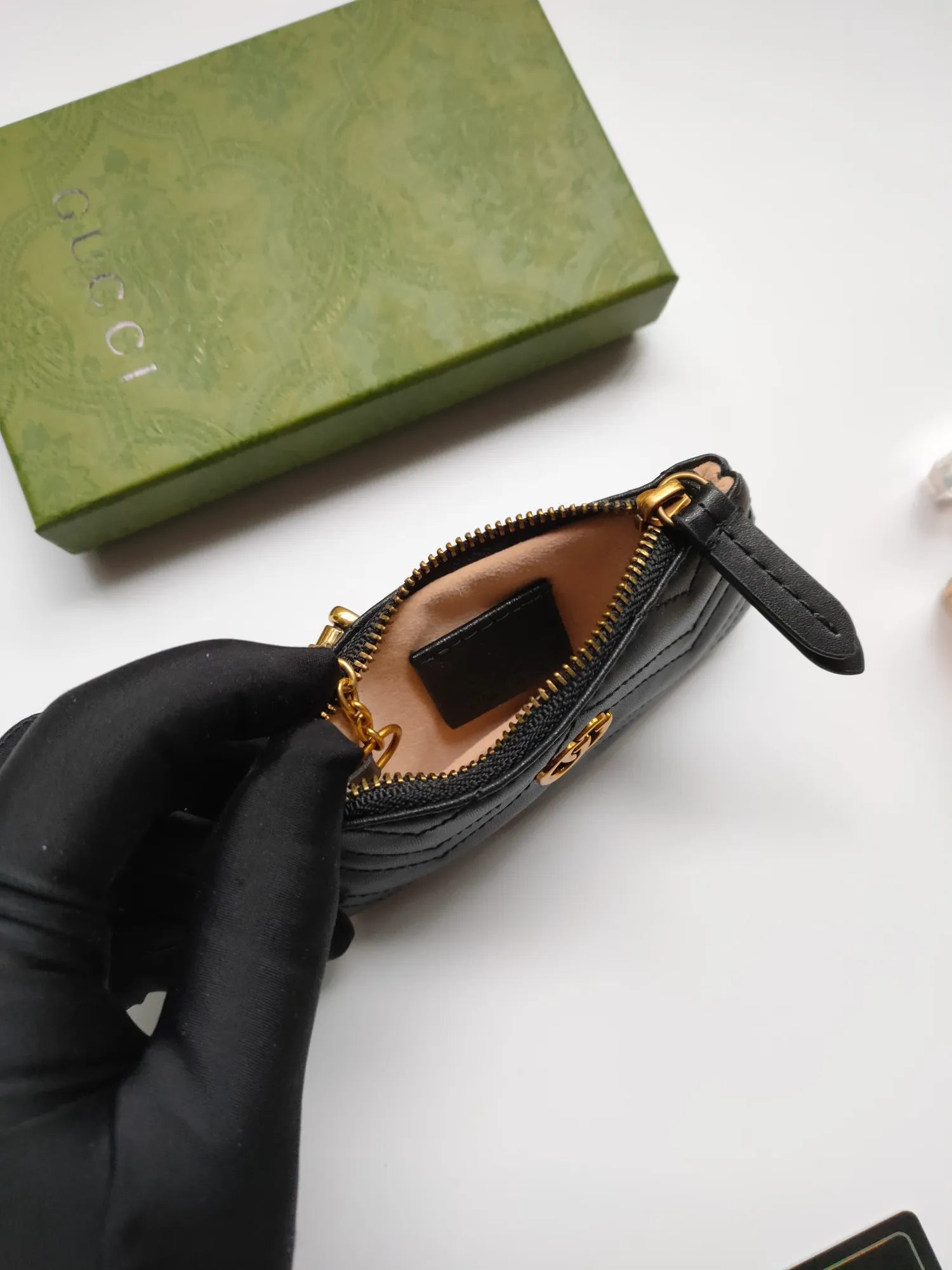 ￥130 GUCCI’s new small coin purse ~ lipstick bag🧃🧃 is made of imported calfskin with embroidered wavy pattern, 🧃🧃 matched with exquisite original factory bronze double G hardware 🧃🧃, flexible and unique hook buckle, small and exquisite, great effect, model: 671773, color: black, bright red, nude pink, size: 12.5x7x1.5cm