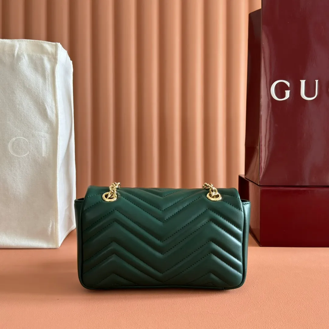 p1300. 💋💋💋【Original leather configuration counter complete package】The brand's iconic GG Marmont series is ingeniously integrated with double G-shaped accessories and faceted chain straps, and soft leather is selected to create a soft-lined bag shape. White V-shaped Matelassé sheepskin. Light gold-tone hardware. Gucci ankara red viscose lining. Interior: One open pocket. Sliding chain strap that can be used as a shoulder strap (55 cm high). Snap-lock flap. Ident.: 837280. Dimensions: 22cm (width) x 12.5cm (height) x 6cm (depth) Weight: approximately 0.55kg Color: green full leather/original leather. Made in Italy