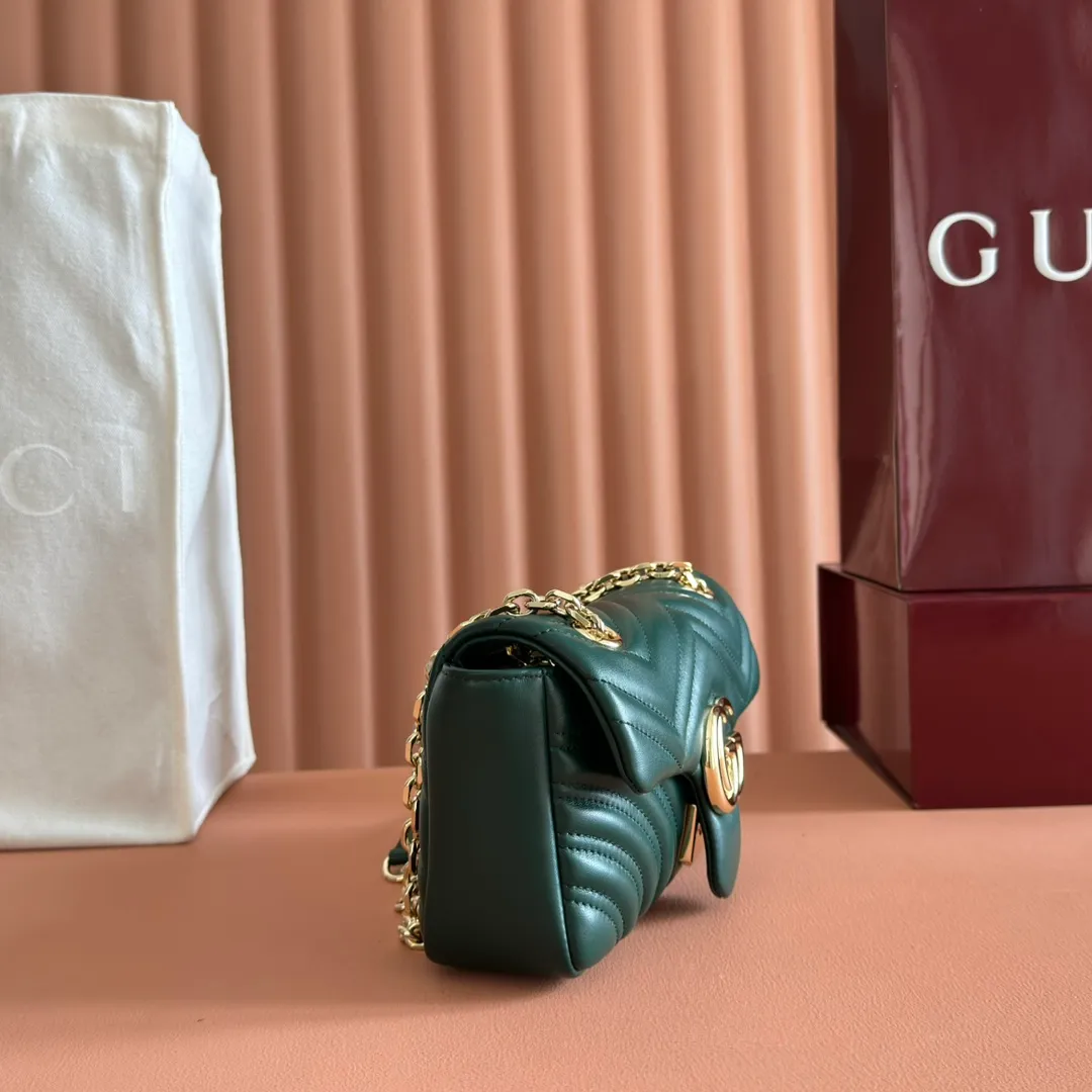 p1300. 💋💋💋【Original leather configuration counter complete package】The brand's iconic GG Marmont series is ingeniously integrated with double G-shaped accessories and faceted chain straps, and soft leather is selected to create a soft-lined bag shape. White V-shaped Matelassé sheepskin. Light gold-tone hardware. Gucci ankara red viscose lining. Interior: One open pocket. Sliding chain strap that can be used as a shoulder strap (55 cm high). Snap-lock flap. Ident.: 837280. Dimensions: 22cm (width) x 12.5cm (height) x 6cm (depth) Weight: approximately 0.55kg Color: green full leather/original leather. Made in Italy