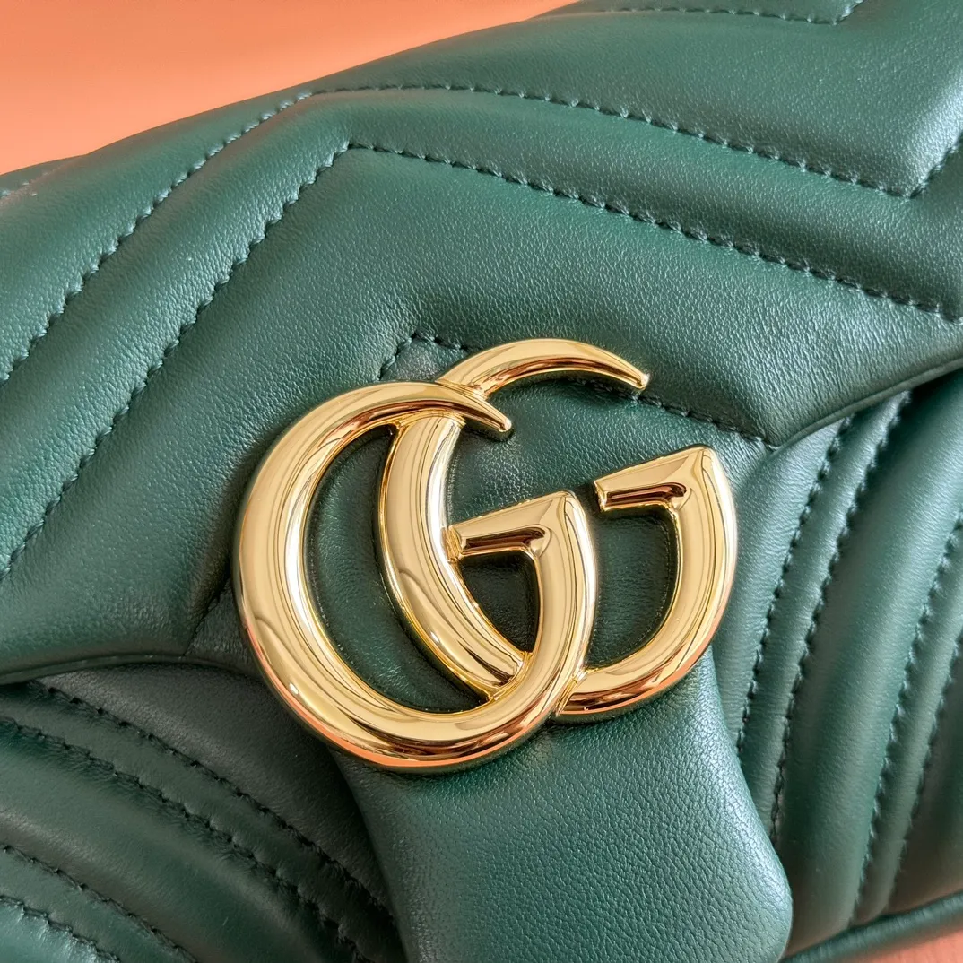 p1300. 💋💋💋【Original leather configuration counter complete package】The brand's iconic GG Marmont series is ingeniously integrated with double G-shaped accessories and faceted chain straps, and soft leather is selected to create a soft-lined bag shape. White V-shaped Matelassé sheepskin. Light gold-tone hardware. Gucci ankara red viscose lining. Interior: One open pocket. Sliding chain strap that can be used as a shoulder strap (55 cm high). Snap-lock flap. Ident.: 837280. Dimensions: 22cm (width) x 12.5cm (height) x 6cm (depth) Weight: approximately 0.55kg Color: green full leather/original leather. Made in Italy