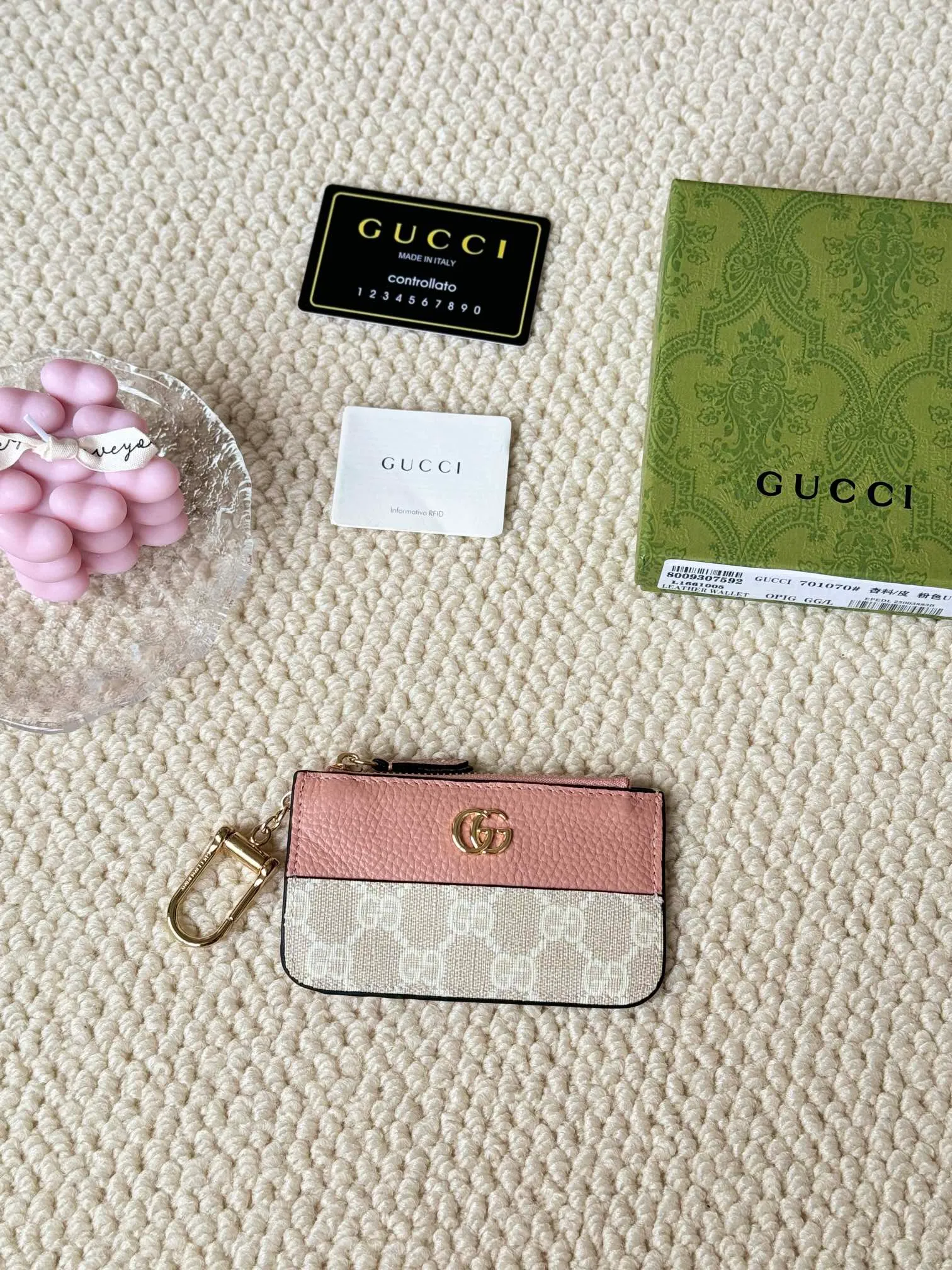 💰130 Gucci comes with box packaging and keychain card holder. The "Gucci March of Love" series has been updated to present multi-functional elements to interpret the brand's spirit of self-expression. Equipped with 3 card slots and a keychain hook, this model exudes a strong brand identity. Size: 12.5X7X1.5cm Number: 701070