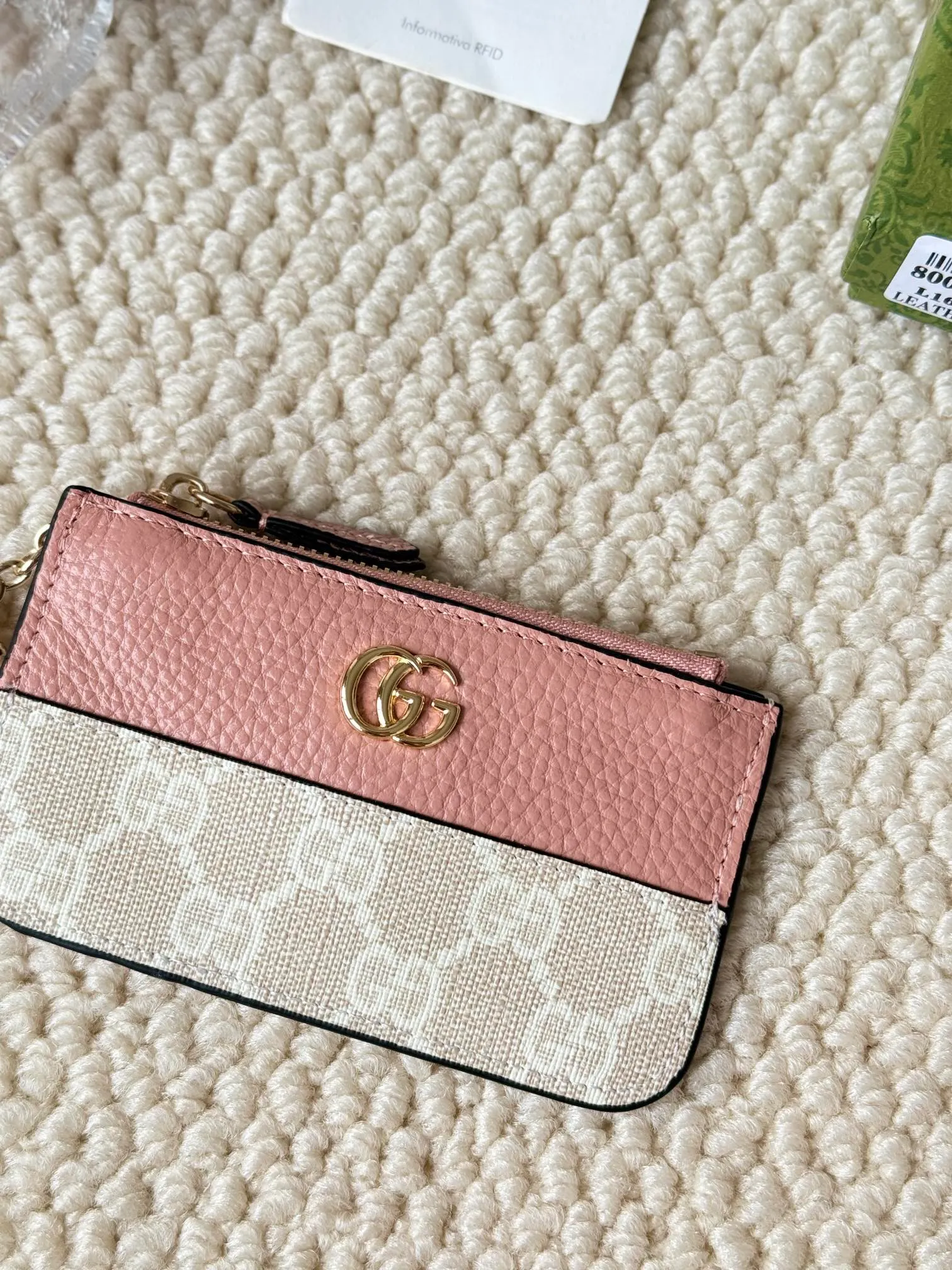 💰130 Gucci comes with box packaging and keychain card holder. The "Gucci March of Love" series has been updated to present multi-functional elements to interpret the brand's spirit of self-expression. Equipped with 3 card slots and a keychain hook, this model exudes a strong brand identity. Size: 12.5X7X1.5cm Number: 701070