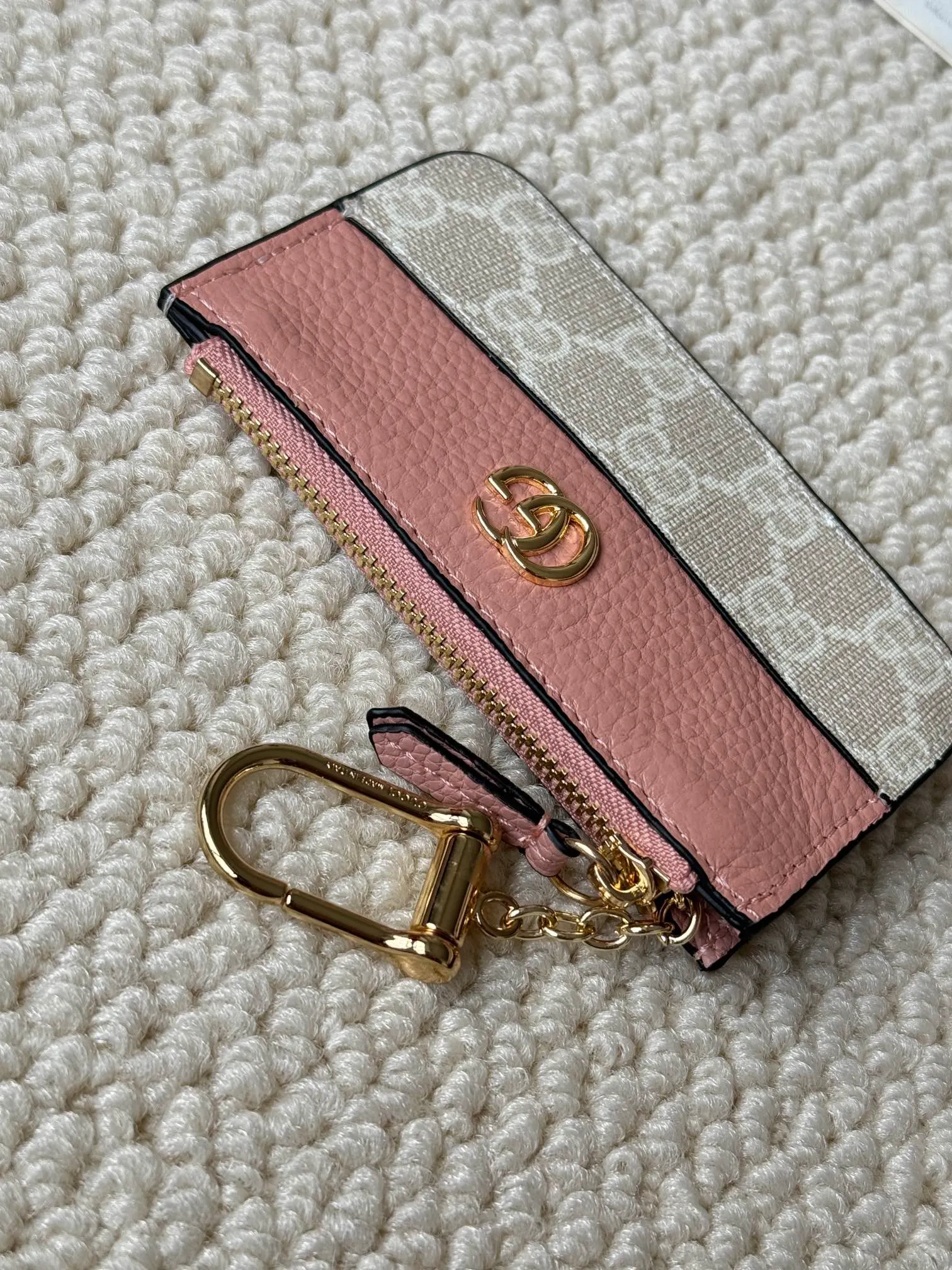 💰130 Gucci comes with box packaging and keychain card holder. The "Gucci March of Love" series has been updated to present multi-functional elements to interpret the brand's spirit of self-expression. Equipped with 3 card slots and a keychain hook, this model exudes a strong brand identity. Size: 12.5X7X1.5cm Number: 701070