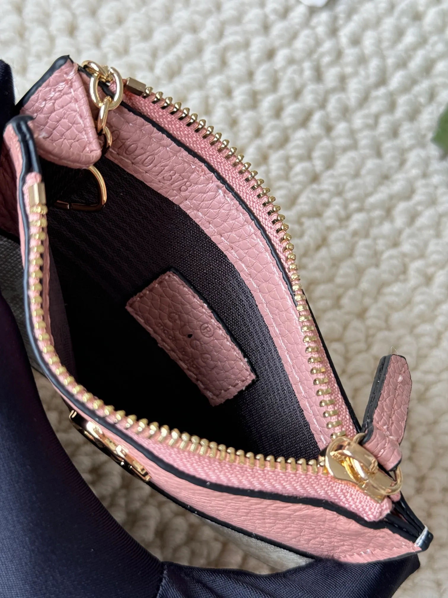 💰130 Gucci comes with box packaging and keychain card holder. The "Gucci March of Love" series has been updated to present multi-functional elements to interpret the brand's spirit of self-expression. Equipped with 3 card slots and a keychain hook, this model exudes a strong brand identity. Size: 12.5X7X1.5cm Number: 701070