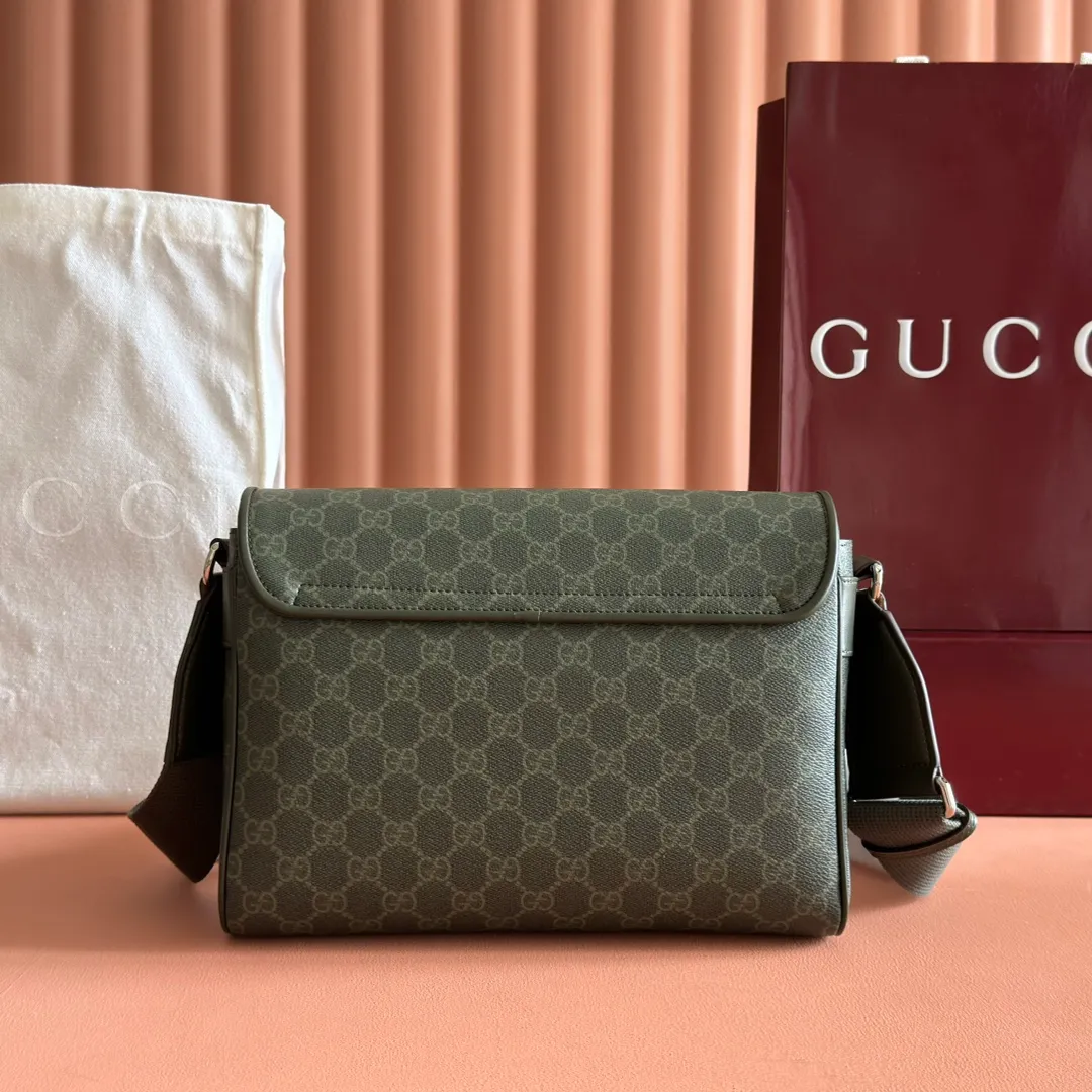 p1040💋💋💋"With full set of original counter packaging" [New Product] The 2025 autumn and winter series uses GG letter pattern coated fabric to reinterpret one of the brand's iconic patterns. This medium crossbody bag is crafted from innovative fabrics and finished with tonal leather piping for added style. Forest green GG monogram coated fabric Green leather piping Cotton and linen blend lining Canvas shoulder strap (50cm high) Magnetic flap closure Model: 792124. Dimensions: 27cm (width) x 20cm (h) x 9cm (d) Color: forest green/pvc. Made in Italy
