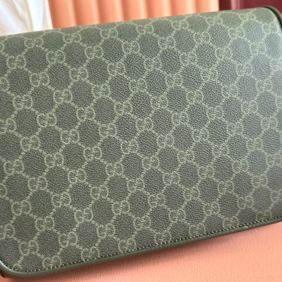 p1040💋💋💋"With full set of original counter packaging" [New Product] The 2025 autumn and winter series uses GG letter pattern coated fabric to reinterpret one of the brand's iconic patterns. This medium crossbody bag is crafted from innovative fabrics and finished with tonal leather piping for added style. Forest green GG monogram coated fabric Green leather piping Cotton and linen blend lining Canvas shoulder strap (50cm high) Magnetic flap closure Model: 792124. Dimensions: 27cm (width) x 20cm (h) x 9cm (d) Color: forest green/pvc. Made in Italy