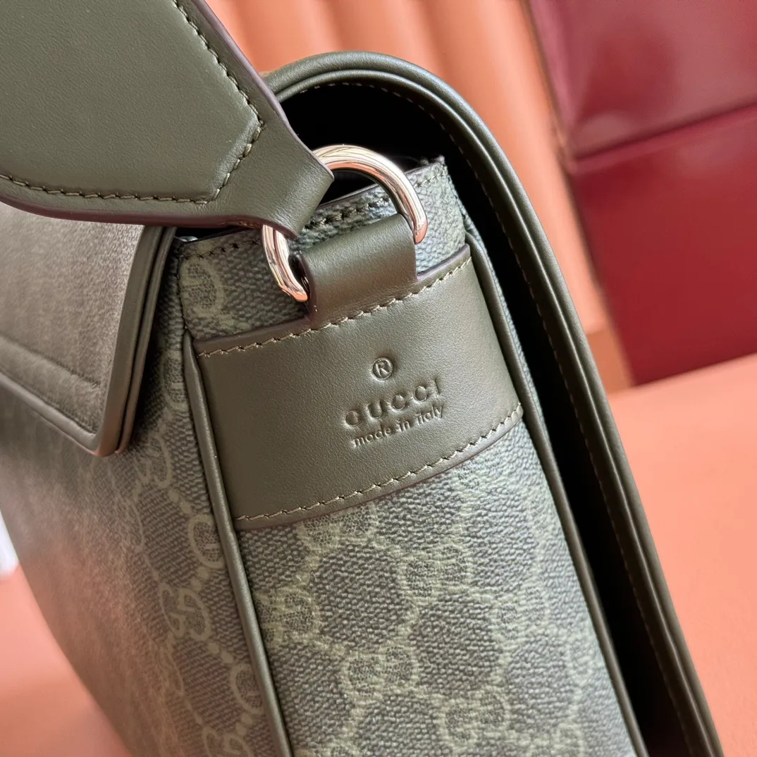 p1040💋💋💋"With full set of original counter packaging" [New Product] The 2025 autumn and winter series uses GG letter pattern coated fabric to reinterpret one of the brand's iconic patterns. This medium crossbody bag is crafted from innovative fabrics and finished with tonal leather piping for added style. Forest green GG monogram coated fabric Green leather piping Cotton and linen blend lining Canvas shoulder strap (50cm high) Magnetic flap closure Model: 792124. Dimensions: 27cm (width) x 20cm (h) x 9cm (d) Color: forest green/pvc. Made in Italy