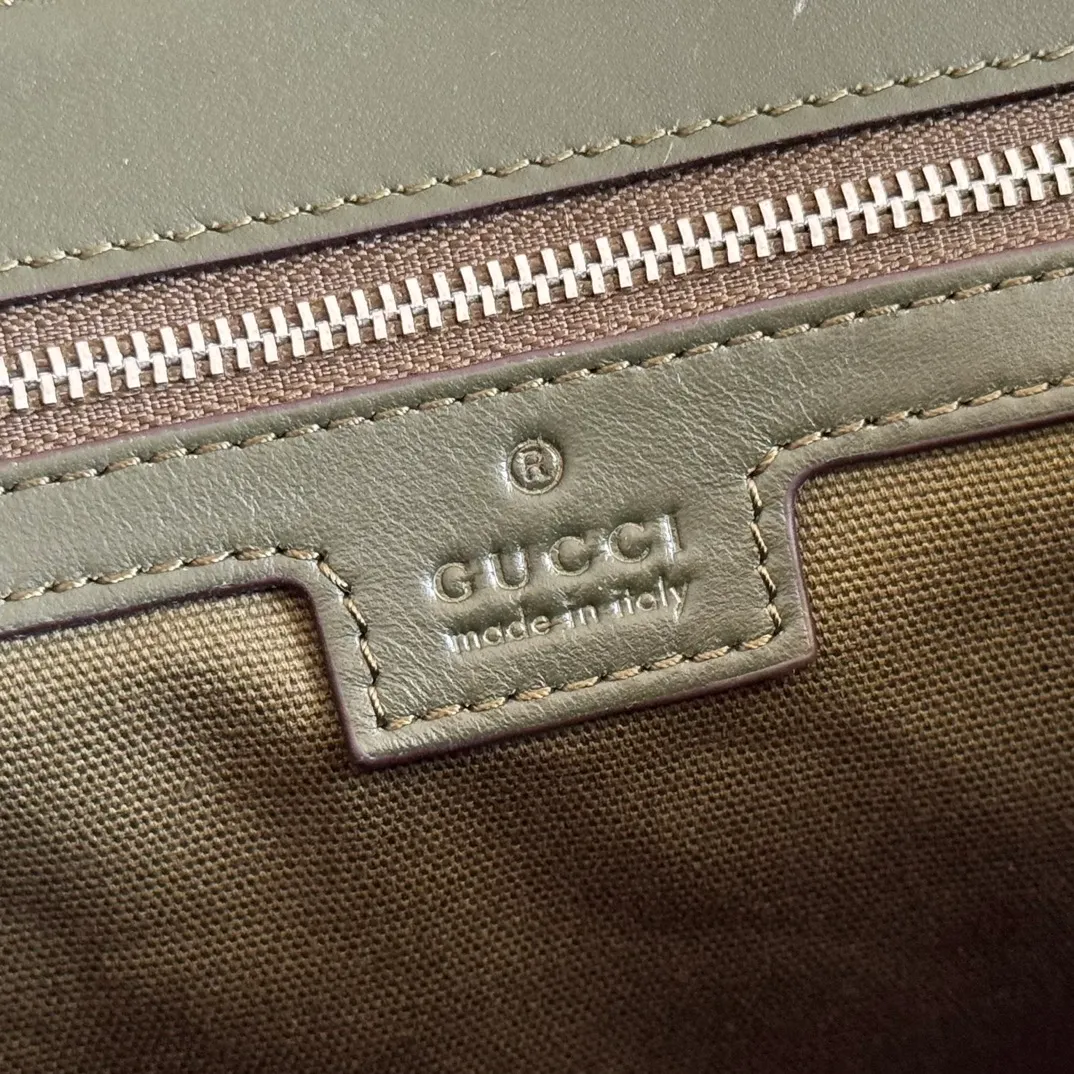 p1040💋💋💋"With full set of original counter packaging" [New Product] The 2025 autumn and winter series uses GG letter pattern coated fabric to reinterpret one of the brand's iconic patterns. This medium crossbody bag is crafted from innovative fabrics and finished with tonal leather piping for added style. Forest green GG monogram coated fabric Green leather piping Cotton and linen blend lining Canvas shoulder strap (50cm high) Magnetic flap closure Model: 792124. Dimensions: 27cm (width) x 20cm (h) x 9cm (d) Color: forest green/pvc. Made in Italy