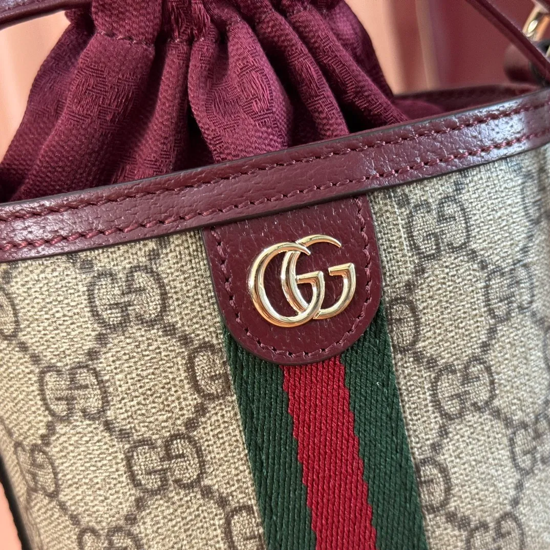p1000💋💋💋"With full set of original counter packaging" [New Product] The Ophidia series ingeniously interprets novel silhouettes and functions, with iconic beige and brown colors, creating a bag with soft texture and fashionable style. This bucket bag features a top handle and a shoulder strap. Beige and dark brown GG monogram coated fabric Gucci Rosso Ancora leather trim Light gold tone hardware Gucci Ancora taffeta lining and green cotton linen lining Double G webbing handles (12 cm high) removable and adjustable leather shoulder strap (52 cm high) drawstring fly Ident: 838462. Dimensions: 11.5cm (width) x 23cm (height) x 8cm (depth) Weight: approx. 312g Color: Brown Anchor Red/PVC. Made in Italy