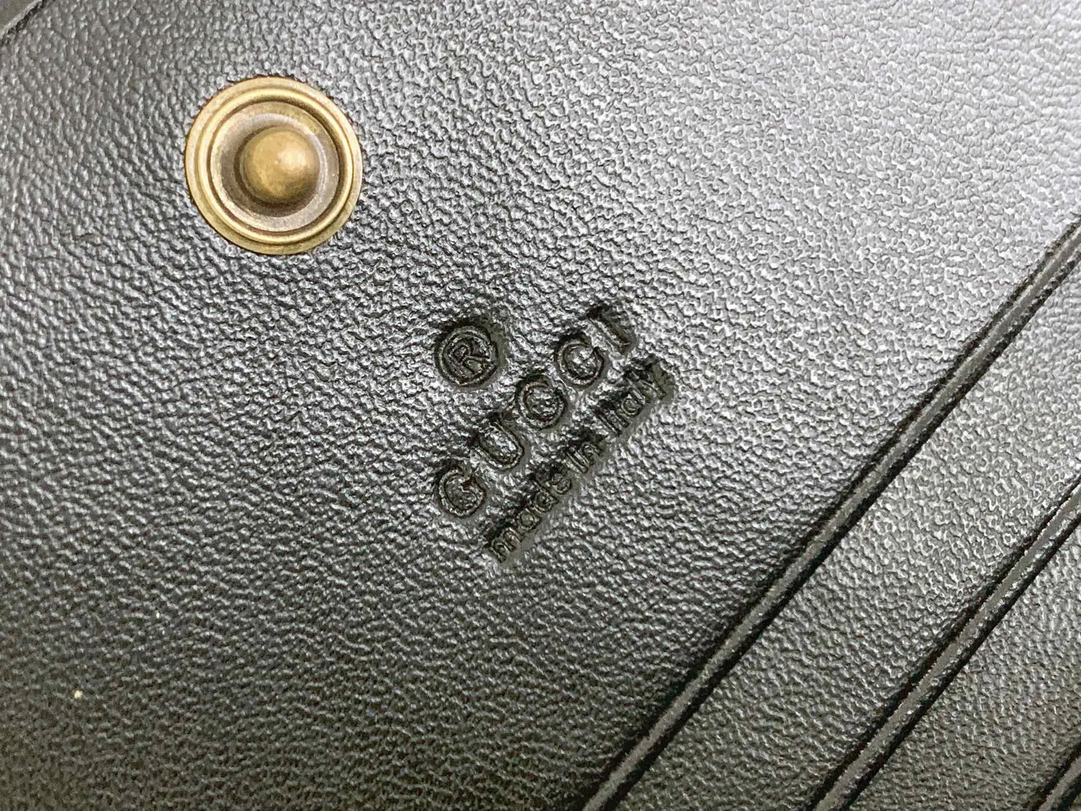 💰150 💎 Top original leather #black❤️ New model from GUCCI, counter quality, original single leather, real shot. 2021 Early Autumn New Style🔥 GG Marmont Series❣ Flip-top card holder😘 Made of soft quilted V-shaped leather 👍 Refined with top overseas hardware😍! Model: 466492 Size: 11x8.5x3cm.
