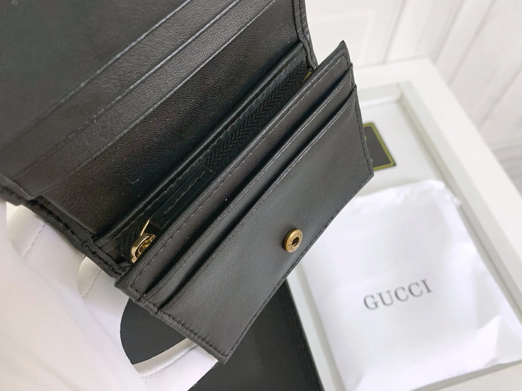 💰150 💎 Top original leather #black❤️ New model from GUCCI, counter quality, original single leather, real shot. 2021 Early Autumn New Style🔥 GG Marmont Series❣ Flip-top card holder😘 Made of soft quilted V-shaped leather 👍 Refined with top overseas hardware😍! Model: 466492 Size: 11x8.5x3cm.