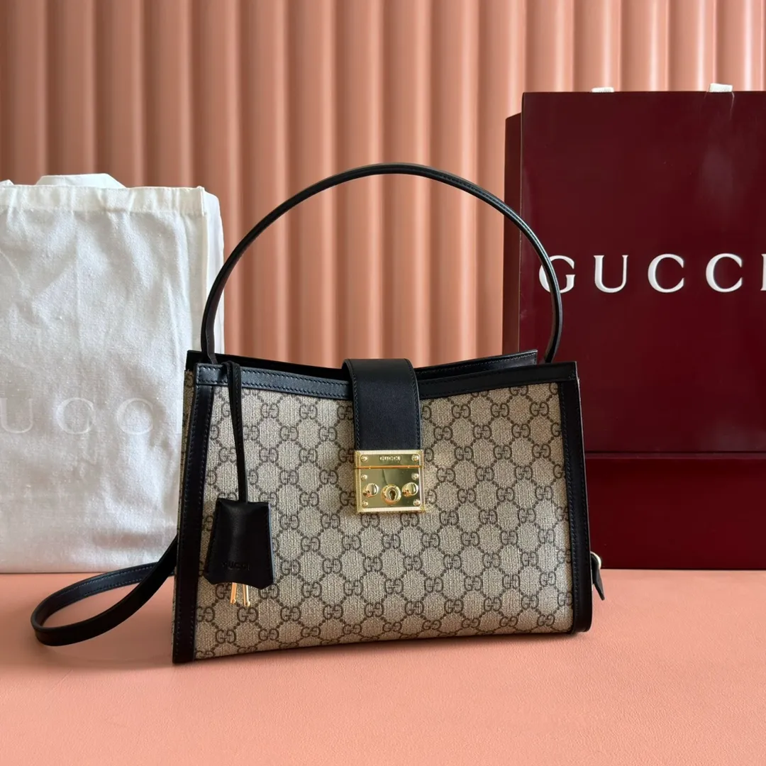p1160. 💋💋💋Original leather [equipped with full counter packaging] The Padlock series has launched a variety of fashionable bags with various carrying methods, adding color to the 2025 early autumn series. This tote is lined with webbing, reminiscent of the brand's signature pattern. Black and dark brown GG monogram coated fabric Black leather trim Light gold tone hardware Red and green webbing cotton lining Interior: One zip pocket Carry handle (17.5 cm height) Removable and adjustable leather strap (height: 54 cm - 60 cm; length: 115 cm - 125 cm) Padlock closure with leather keychain Ident.: 838991. Dimensions: 31cm (width) x 21cm (height) x 11cm (thickness) Weight: approx. 0.8kg. Color: Brown PVC. Made in Italy
