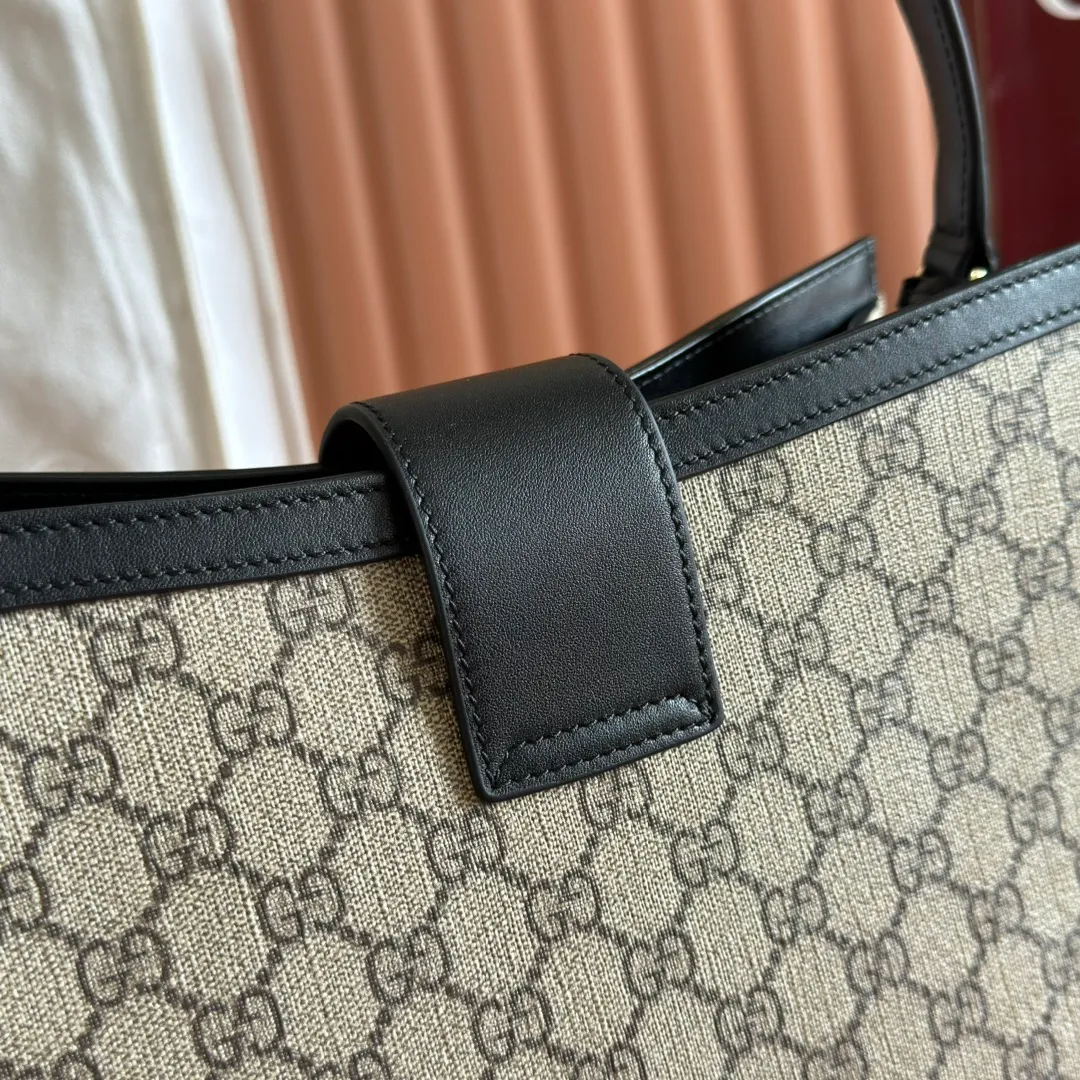 p1160. 💋💋💋Original leather [equipped with full counter packaging] The Padlock series has launched a variety of fashionable bags with various carrying methods, adding color to the 2025 early autumn series. This tote is lined with webbing, reminiscent of the brand's signature pattern. Black and dark brown GG monogram coated fabric Black leather trim Light gold tone hardware Red and green webbing cotton lining Interior: One zip pocket Carry handle (17.5 cm height) Removable and adjustable leather strap (height: 54 cm - 60 cm; length: 115 cm - 125 cm) Padlock closure with leather keychain Ident.: 838991. Dimensions: 31cm (width) x 21cm (height) x 11cm (thickness) Weight: approx. 0.8kg. Color: Brown PVC. Made in Italy