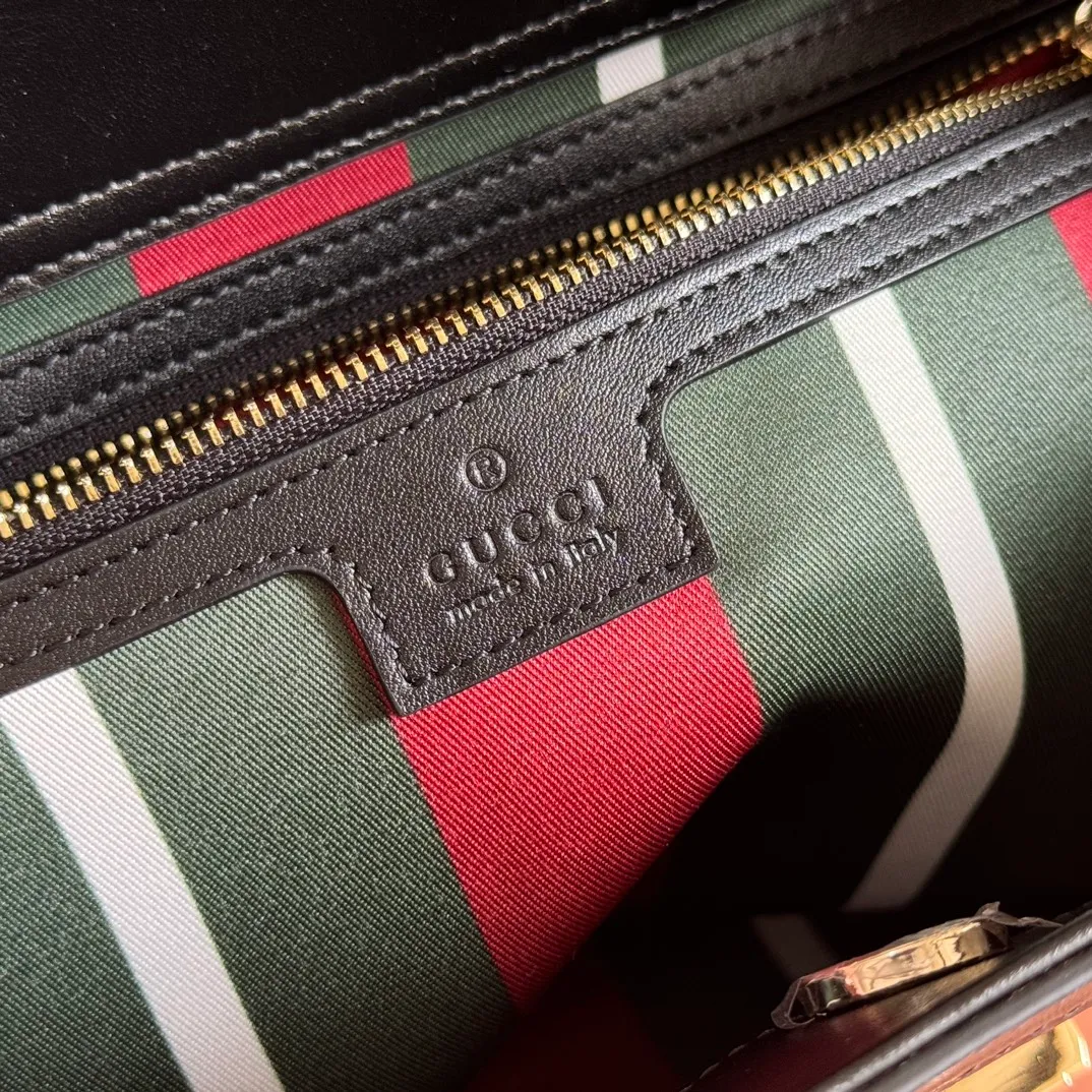 p1160. 💋💋💋Original leather [equipped with full counter packaging] The Padlock series has launched a variety of fashionable bags with various carrying methods, adding color to the 2025 early autumn series. This tote is lined with webbing, reminiscent of the brand's signature pattern. Black and dark brown GG monogram coated fabric Black leather trim Light gold tone hardware Red and green webbing cotton lining Interior: One zip pocket Carry handle (17.5 cm height) Removable and adjustable leather strap (height: 54 cm - 60 cm; length: 115 cm - 125 cm) Padlock closure with leather keychain Ident.: 838991. Dimensions: 31cm (width) x 21cm (height) x 11cm (thickness) Weight: approx. 0.8kg. Color: Brown PVC. Made in Italy