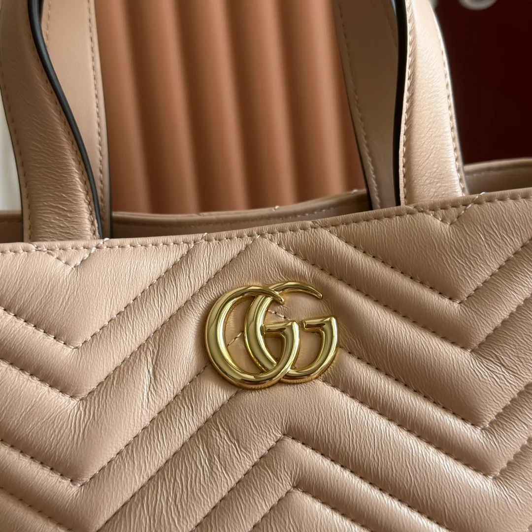 p1280. 💋💋💋 Comes with a complete set of original counter packaging [New product] This tote bag injects novel charm into the GG Marmont series with a new silhouette in the 2025 autumn and winter series. It can transform from a structural tote bag to a soft-lined bucket bag. The shape is paired with top handles and chain shoulder straps, presenting a variety of fashion styling options. White chevron quilted sheepskin Light gold-tone hardware Gucci ankara red viscose lining Double G Interior: Open pocket Handle drop 11 cm Shoulder strap drop 53 cm (bag closed: 45 cm) Ident.: 847386. Dimensions: 18cm (bottom width) x 29cm (top width) x 18cm (height) x 12.5cm (depth) Weight: approx. 0.4kg Color: pink sheepskin. Made in Italy