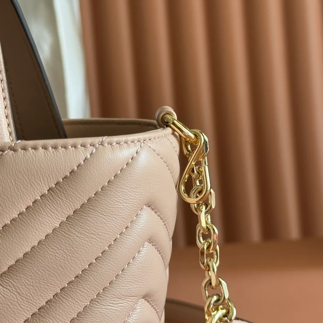 p1280. 💋💋💋 Comes with a complete set of original counter packaging [New product] This tote bag injects novel charm into the GG Marmont series with a new silhouette in the 2025 autumn and winter series. It can transform from a structural tote bag to a soft-lined bucket bag. The shape is paired with top handles and chain shoulder straps, presenting a variety of fashion styling options. White chevron quilted sheepskin Light gold-tone hardware Gucci ankara red viscose lining Double G Interior: Open pocket Handle drop 11 cm Shoulder strap drop 53 cm (bag closed: 45 cm) Ident.: 847386. Dimensions: 18cm (bottom width) x 29cm (top width) x 18cm (height) x 12.5cm (depth) Weight: approx. 0.4kg Color: pink sheepskin. Made in Italy