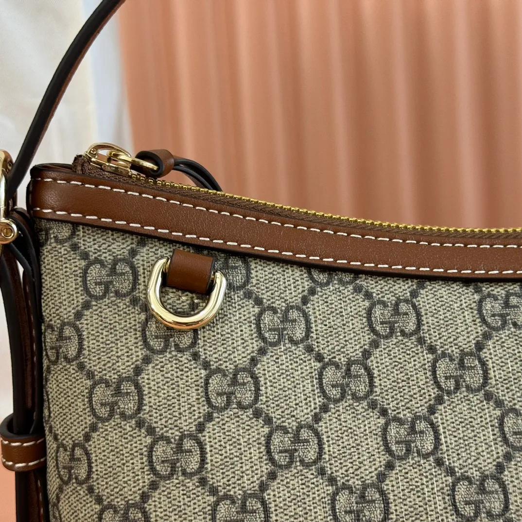 p1040. 💋💋💋 Comes with a full set of original counter packaging [New Product] 2025 Autumn and Winter Series, the GG Emblem series reinterprets the brand's timeless elegance and exquisite craftsmanship. This shoulder bag is crafted in GG beige and dark brown, showing its exquisite texture. Beige and dark brown GG monogram coated fabric Light gold tone hardware Red and green webbing Cotton lining The bag pictured is sold separately and does not come with the bag charm. Interior: Zippered pocket Adjustable leather shoulder strap: Height: 16 cm - 26 cm; Length: 72 cm Zipper closure Ident: 847449. Dimensions: 30cm (width) x 19cm (height) x 11cm (depth) Weight: approx. 0.45kg Color: Brown/PVC. Made in Italy