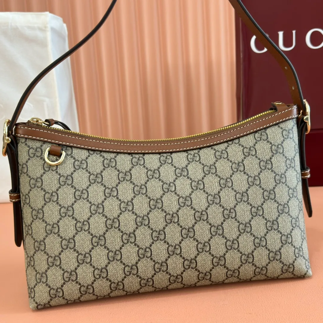 p1040. 💋💋💋 Comes with a full set of original counter packaging [New Product] 2025 Autumn and Winter Series, the GG Emblem series reinterprets the brand's timeless elegance and exquisite craftsmanship. This shoulder bag is crafted in GG beige and dark brown, showing its exquisite texture. Beige and dark brown GG monogram coated fabric Light gold tone hardware Red and green webbing Cotton lining The bag pictured is sold separately and does not come with the bag charm. Interior: Zippered pocket Adjustable leather shoulder strap: Height: 16 cm - 26 cm; Length: 72 cm Zipper closure Ident: 847449. Dimensions: 30cm (width) x 19cm (height) x 11cm (depth) Weight: approx. 0.45kg Color: Brown/PVC. Made in Italy