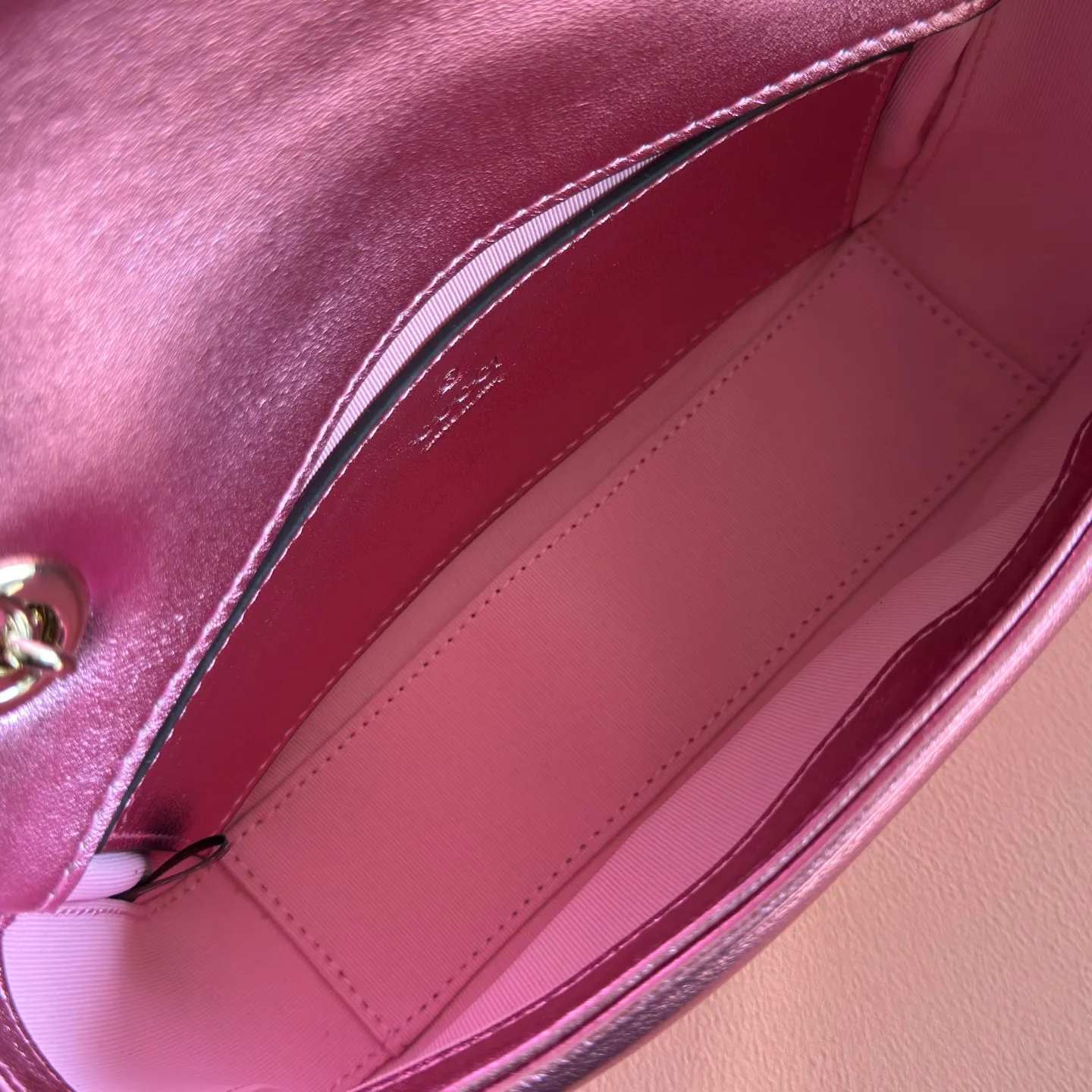 p1120💋💋💋【With full set of original counter packaging】The brand's iconic GG Marmont series is ingeniously integrated with double G styling accessories, faceted chain straps and soft silhouettes, and is made of gold and silver thread leather to create a shoulder bag style. Silver metallic quilted V-shaped lamé leather Silver-toned hardware Silver viscose lining Double G Interior: One open pocket Sliding chain strap that can be used as a shoulder strap (55 cm high) Spring-buckle flap Ref.: 837280. Dimensions: 22cm (W) x 12.5cm (H) x 6cm (D) Weight: approx. 0.55kg Colour: Pink gold sheepskin Made in Italy