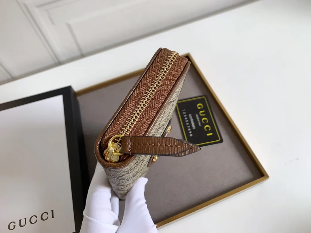 💰160 Top quality original 💎 Gucci🇮🇹 saddle buckle long wallet. This year, we have launched a variety of 1955 horsebit series, with compartments inside the zippers and top quality. Style number: 621889 Size: 19x10.5x2