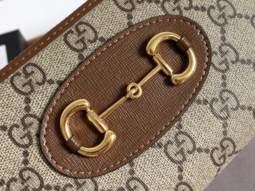 💰160 Top quality original 💎 Gucci🇮🇹 saddle buckle long wallet. This year, we have launched a variety of 1955 horsebit series, with compartments inside the zippers and top quality. Style number: 621889 Size: 19x10.5x2