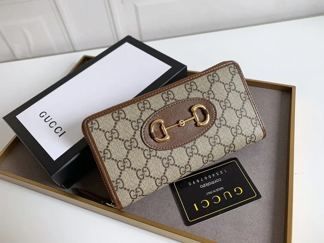 💰160 Top quality original 💎 Gucci🇮🇹 saddle buckle long wallet. This year, we have launched a variety of 1955 horsebit series, with compartments inside the zippers and top quality. Style number: 621889 Size: 19x10.5x2