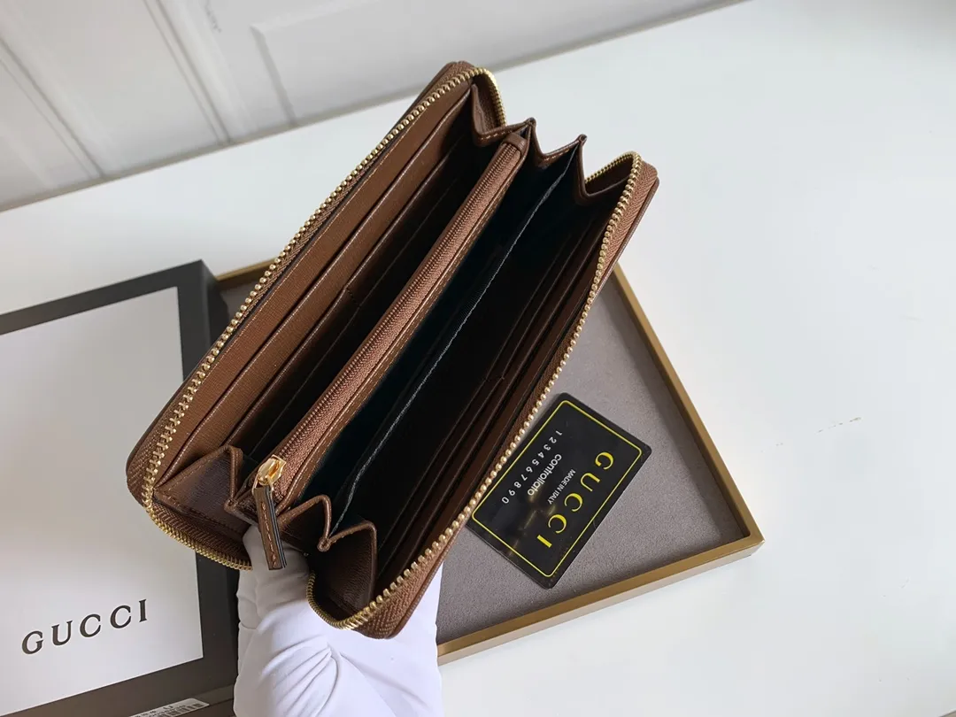 💰160 Top quality original 💎 Gucci🇮🇹 saddle buckle long wallet. This year, we have launched a variety of 1955 horsebit series, with compartments inside the zippers and top quality. Style number: 621889 Size: 19x10.5x2