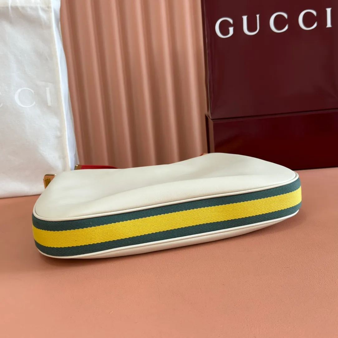 p1660. 📣📣📣【Original leather accessories🌈(equipped with full counter packaging)🔥🔥702823Gucci The Attache large shoulder bag "Gucci March of Love" is a new interpretation of the brand's archive elements, paying tribute to the enduring charm of Hollywood. This accessory features a recognizable crescent shape, and the G hook buckle adds a unique design aesthetic. The classic accessories are combined with soft materials to express retro charm. This large shoulder bag is made of beige and blue GG Supreme canvas, decorated with red and blue webbing. Hide details Beige and blue GG Supreme canvas with red and blue webbing. Gold-tone hardware Cotton and linen lining Additional leather shoulder strap Interior: 1 zipped pocket Removable webbing shoulder strap (50cm high) G-hook fastening with zip 35cm (W) x 32cm (H) x 6cm (D) Made in Italy