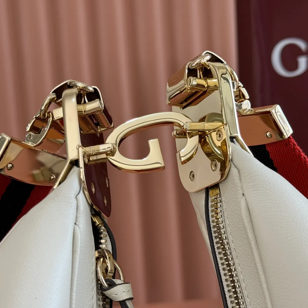 p1660. 📣📣📣【Original leather accessories🌈(equipped with full counter packaging)🔥🔥702823Gucci The Attache large shoulder bag "Gucci March of Love" is a new interpretation of the brand's archive elements, paying tribute to the enduring charm of Hollywood. This accessory features a recognizable crescent shape, and the G hook buckle adds a unique design aesthetic. The classic accessories are combined with soft materials to express retro charm. This large shoulder bag is made of beige and blue GG Supreme canvas, decorated with red and blue webbing. Hide details Beige and blue GG Supreme canvas with red and blue webbing. Gold-tone hardware Cotton and linen lining Additional leather shoulder strap Interior: 1 zipped pocket Removable webbing shoulder strap (50cm high) G-hook fastening with zip 35cm (W) x 32cm (H) x 6cm (D) Made in Italy