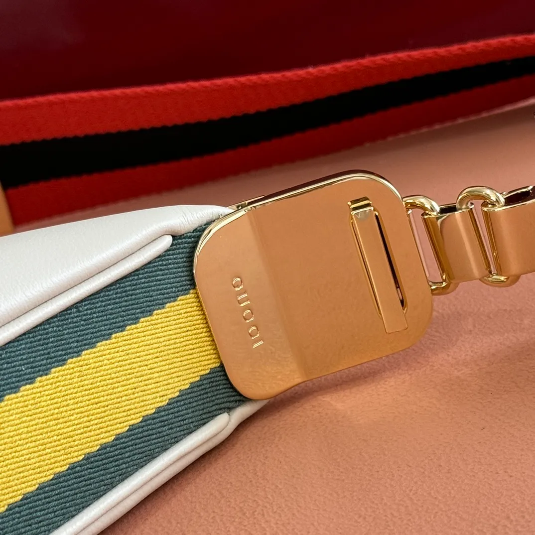 p1660. 📣📣📣【Original leather accessories🌈(equipped with full counter packaging)🔥🔥702823Gucci The Attache large shoulder bag "Gucci March of Love" is a new interpretation of the brand's archive elements, paying tribute to the enduring charm of Hollywood. This accessory features a recognizable crescent shape, and the G hook buckle adds a unique design aesthetic. The classic accessories are combined with soft materials to express retro charm. This large shoulder bag is made of beige and blue GG Supreme canvas, decorated with red and blue webbing. Hide details Beige and blue GG Supreme canvas with red and blue webbing. Gold-tone hardware Cotton and linen lining Additional leather shoulder strap Interior: 1 zipped pocket Removable webbing shoulder strap (50cm high) G-hook fastening with zip 35cm (W) x 32cm (H) x 6cm (D) Made in Italy