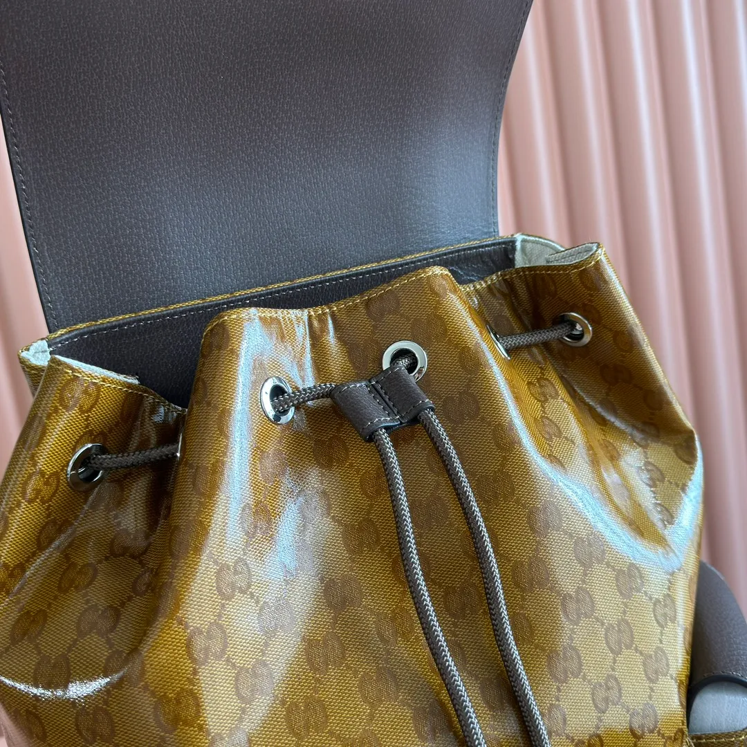 p1300. 📣📣📣【Original leather cabinet complete package】🔥🔥 adidas x Gucci joint series backpack, as one of the adidas x Gucci joint series, this backpack is decorated with Gucci Trefoil print. Adidas and Gucci boldly explore a joint series. The webbing and GG monogram are cleverly combined with the white three stripes and clover logo. The collection is inspired by the creative director’s fond memories of the 1980s and 1990s, integrating the two brands’ rich heritage and iconic design languages ​​to shape the style. Beige and brown GG crystal canvas with Gucci Trefoil print, brown leather adidas x Gucci collection. Red and green webbing, cotton and linen lining. Model: 495563. Dimensions: 34(W) x 42(H) x 16cm(D) Color: Brown/Crystal Canvas co-branded. Made in Italy