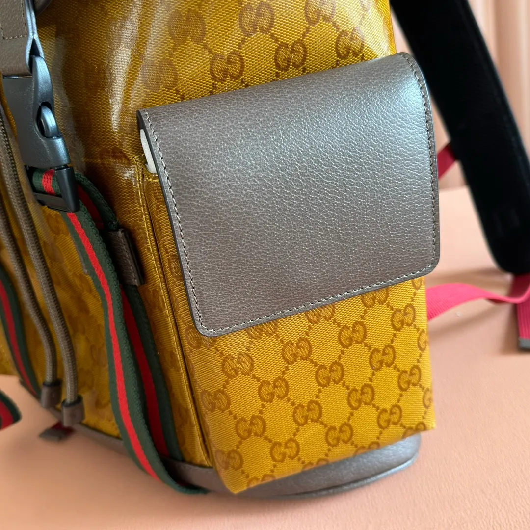 p1300. 📣📣📣【Original leather cabinet complete package】🔥🔥 adidas x Gucci joint series backpack, as one of the adidas x Gucci joint series, this backpack is decorated with Gucci Trefoil print. Adidas and Gucci boldly explore a joint series. The webbing and GG monogram are cleverly combined with the white three stripes and clover logo. The collection is inspired by the creative director’s fond memories of the 1980s and 1990s, integrating the two brands’ rich heritage and iconic design languages ​​to shape the style. Beige and brown GG crystal canvas with Gucci Trefoil print, brown leather adidas x Gucci collection. Red and green webbing, cotton and linen lining. Model: 495563. Dimensions: 34(W) x 42(H) x 16cm(D) Color: Brown/Crystal Canvas co-branded. Made in Italy