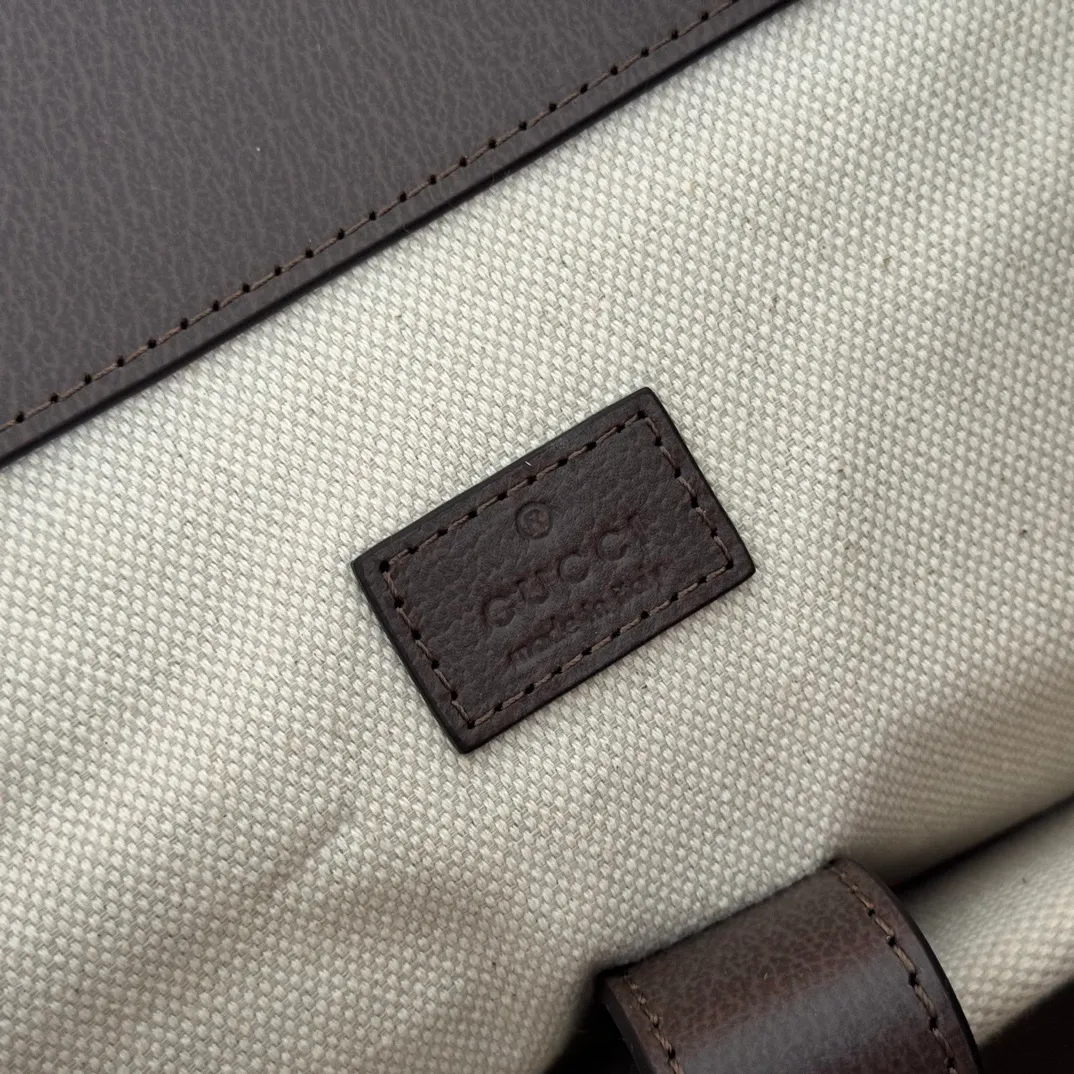 p1300. 📣📣📣【Original leather cabinet complete package】🔥🔥 adidas x Gucci joint series backpack, as one of the adidas x Gucci joint series, this backpack is decorated with Gucci Trefoil print. Adidas and Gucci boldly explore a joint series. The webbing and GG monogram are cleverly combined with the white three stripes and clover logo. The collection is inspired by the creative director’s fond memories of the 1980s and 1990s, integrating the two brands’ rich heritage and iconic design languages ​​to shape the style. Beige and brown GG crystal canvas with Gucci Trefoil print, brown leather adidas x Gucci collection. Red and green webbing, cotton and linen lining. Model: 495563. Dimensions: 34(W) x 42(H) x 16cm(D) Color: Brown/Crystal Canvas co-branded. Made in Italy