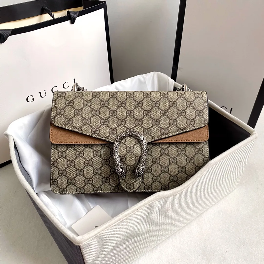 Upgraded version of real shot #💰320 Model: 400249 Size: 28x18x9cm 𝙂𝙪𝙘𝙘𝙞 𝘿𝙞𝙤𝙣𝙮𝙨𝙪𝙨 Bacchus 280,000 evergreen model is so popular. Dionysus can be said to be Xiaogu's turnaround. It has been around for several years, but its status is still standing. The biggest advantage is that it is wear-resistant. It is really super durable. You can throw it away and use it casually. It is made of presbyopic material that is durable and relatively thick, so it is not as tender as lambskin or calfskin. Presbyopia is the symbol of Xiaogu. It can be matched with any clothes. It will never go wrong and there is no need to question its capacity.