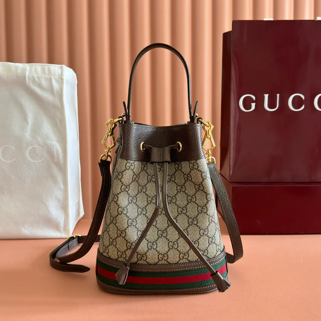 p880. 📣📣📣【Original leather with 🌈full counter packaging】🔥🔥𝑶𝒑𝒉𝒊𝒅𝒊𝒂 Bucket bag medium size 𝑮𝒖𝒄𝒄𝒊 𝑶𝒑𝒉𝒊𝒅𝒊𝒂 The medium bucket bag is also a best-seller. Unlike the mini bucket, this design has an additional hand strap, which increases the portability. It still retains the classic drawstring design, and the capacity has also been greatly increased. It is very practical and highly recommended‼ Model 550621 size 20.5*26*11cm