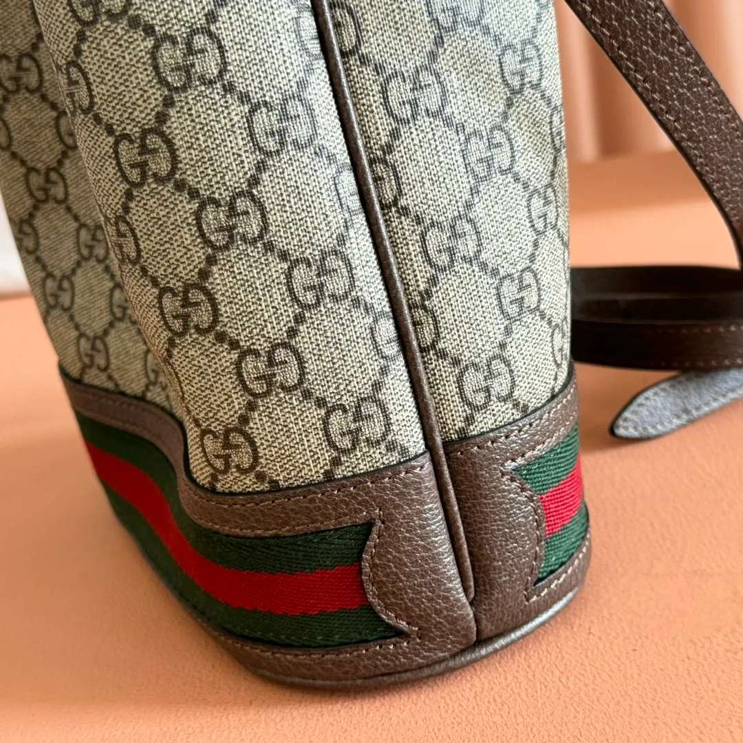p880. 📣📣📣【Original leather with 🌈full counter packaging】🔥🔥𝑶𝒑𝒉𝒊𝒅𝒊𝒂 Bucket bag medium size 𝑮𝒖𝒄𝒄𝒊 𝑶𝒑𝒉𝒊𝒅𝒊𝒂 The medium bucket bag is also a best-seller. Unlike the mini bucket, this design has an additional hand strap, which increases the portability. It still retains the classic drawstring design, and the capacity has also been greatly increased. It is very practical and highly recommended‼ Model 550621 size 20.5*26*11cm