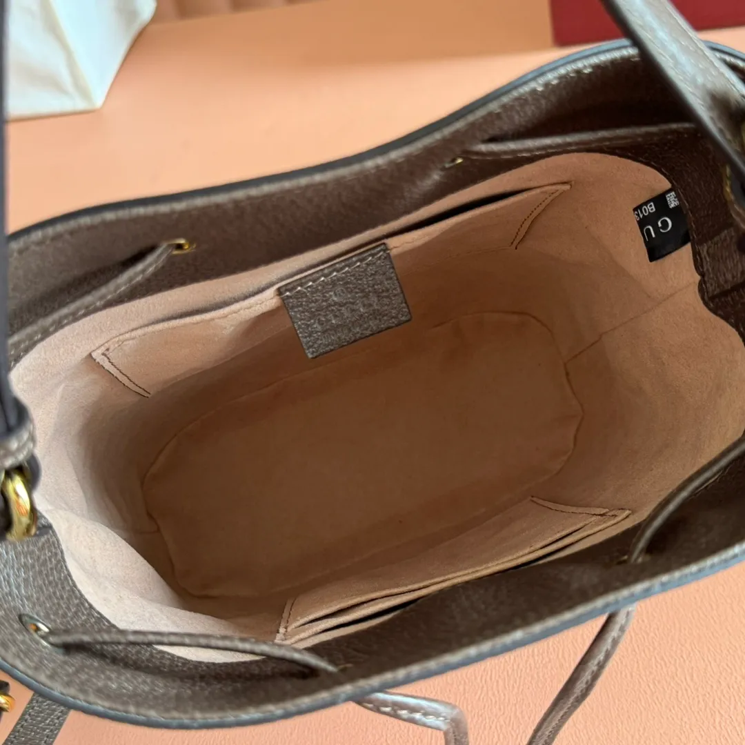 p880. 📣📣📣【Original leather with 🌈full counter packaging】🔥🔥𝑶𝒑𝒉𝒊𝒅𝒊𝒂 Bucket bag medium size 𝑮𝒖𝒄𝒄𝒊 𝑶𝒑𝒉𝒊𝒅𝒊𝒂 The medium bucket bag is also a best-seller. Unlike the mini bucket, this design has an additional hand strap, which increases the portability. It still retains the classic drawstring design, and the capacity has also been greatly increased. It is very practical and highly recommended‼ Model 550621 size 20.5*26*11cm
