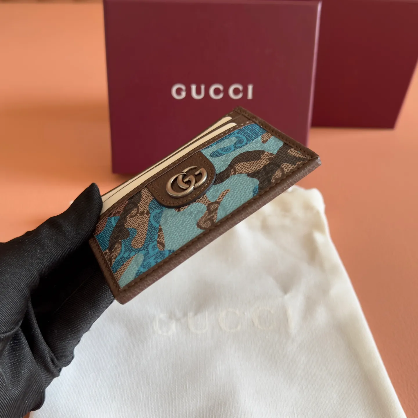 p300. 💋💋💋【With full set of original counter packaging】Vivid camouflage combined with unique color matching, a new interpretation of the classic GG pattern. This card holder is made of coated fabric with a marbled GG monogram pattern and features Double G details. Green and yellow camouflage marbled GG monogram coated fabric Brown leather trim Palladium tone hardware Brown taffeta lining Double G Web detail Interior: 1 open compartment Exterior: 4 card compartments Ident No.: 834795. Dimensions: 11cm (width) x 7cm (height) Weight: about 30g Color: blue camouflage/PVC. Made in Italy